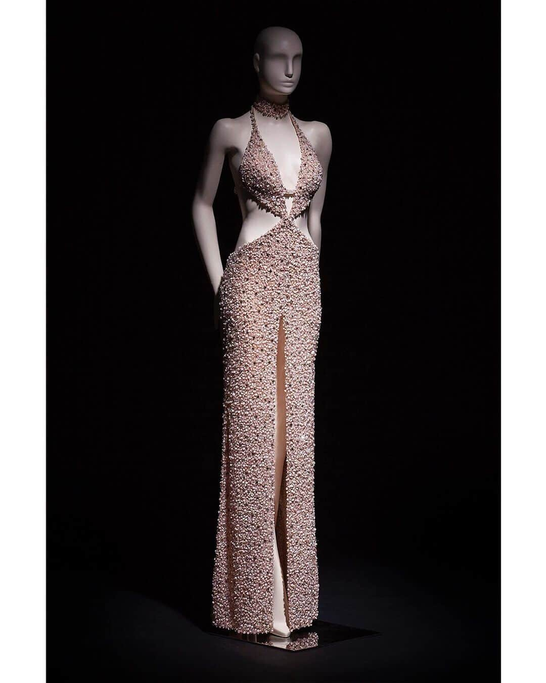 ロベルトカバリさんのインスタグラム写真 - (ロベルトカバリInstagram)「Rose Quartz - Long gown from the new "Divina Africa" #RobertoCavalliCouture collection entirely embellished with quartz and crystals, a delicate pink "waterfall" of preciousness. Exclusively available at our Cannes Boutique.」5月14日 19時57分 - roberto_cavalli