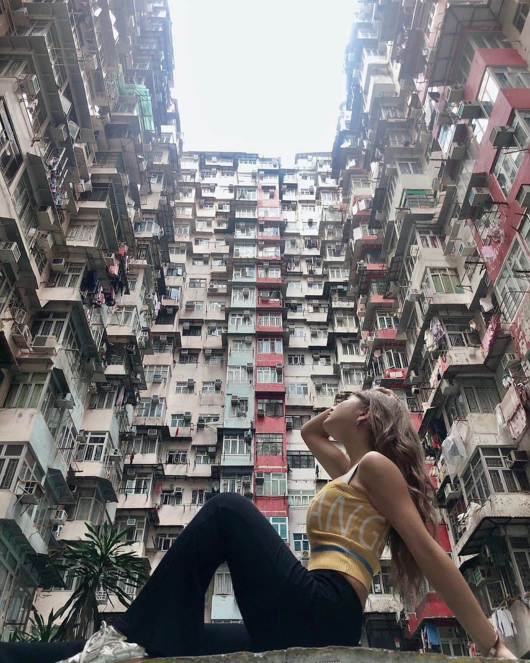 SHIHOさんのインスタグラム写真 - (SHIHOInstagram)「. . 初の #香港 に来てます🇭🇰💓 . 初めての場所にはいつも どきどきわくわくする🧝‍♀️♥️🛬 . . 早朝到着だったから 朝から #モンスターマンション  行ってきました👍💓 . . 今から夜の街へ🌉♡ . .」5月14日 19時57分 - cham_pipi