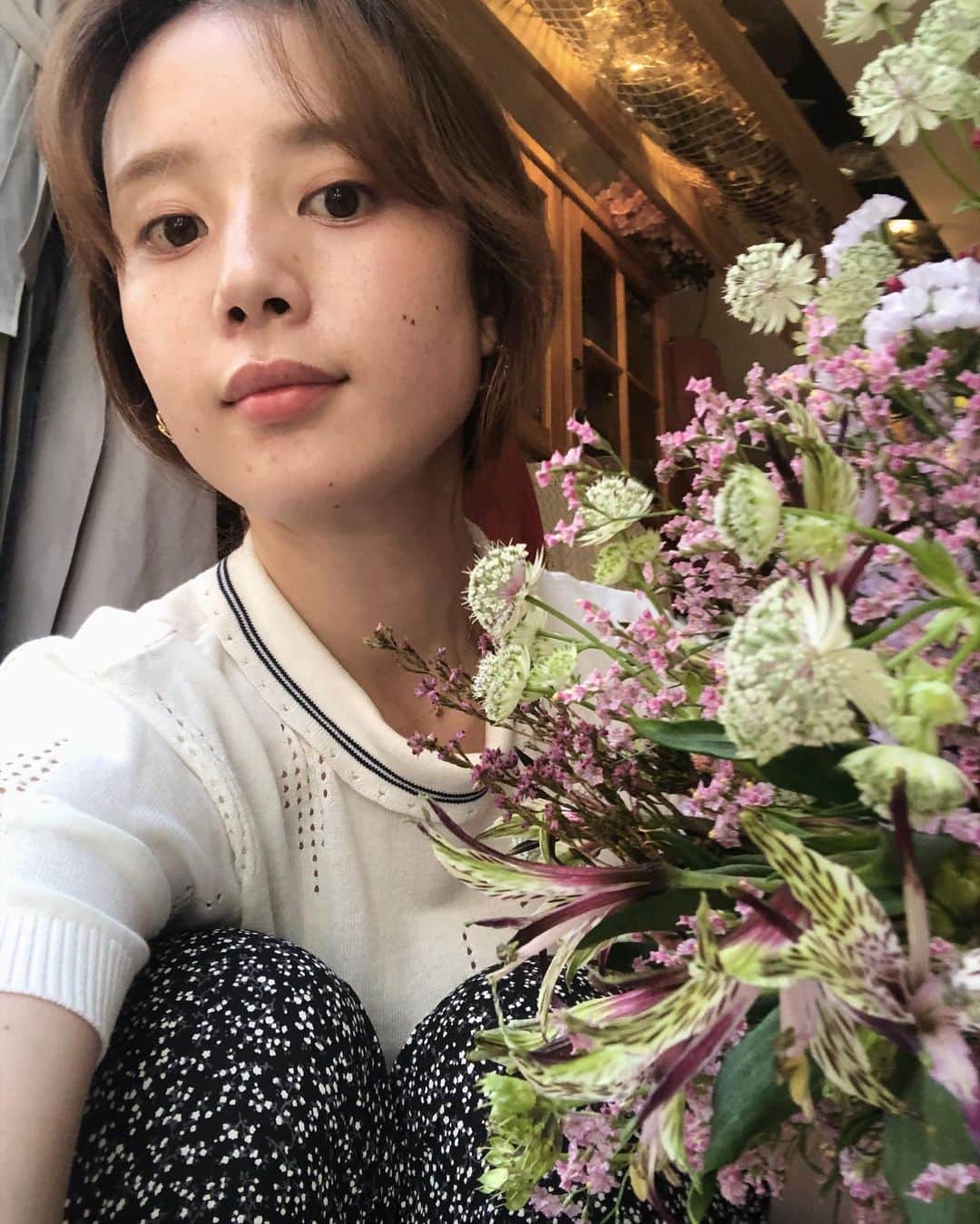 目見田早弥子のインスタグラム：「| me 𓇬𓇬. お花に触れている時間が幸せ◯」