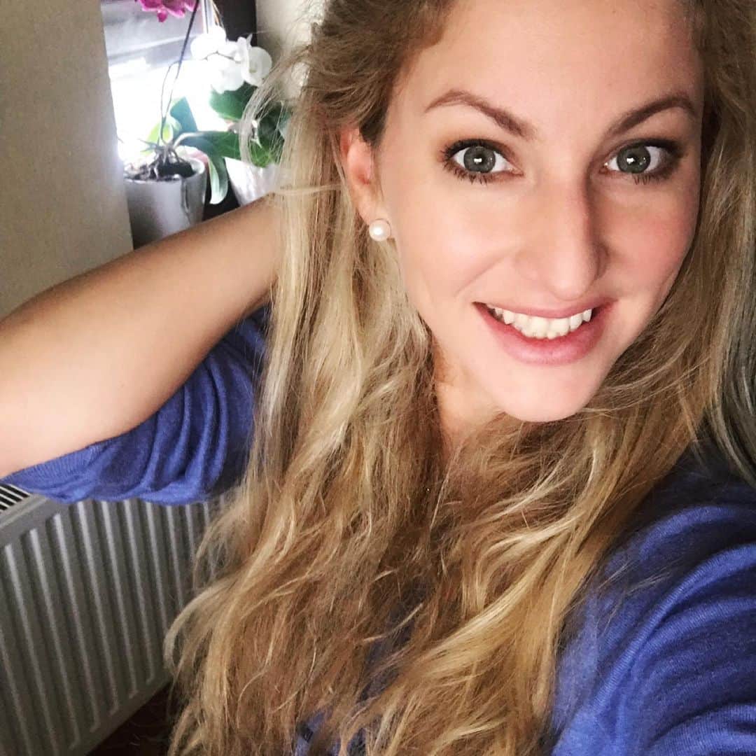 ホフマン・ノーラのインスタグラム：「Result of another rainy morning🤗🤷🏼‍♀️👩🏼‍🦱 #morningwithasmile #curlinghair #keepsmile」