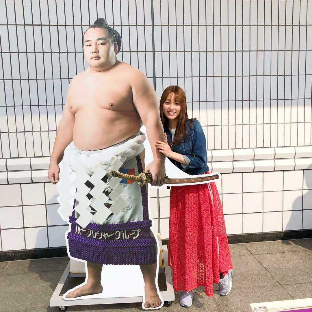 松中みなみさんのインスタグラム写真 - (松中みなみInstagram)「令和最初の✨ 大相撲５月場所🌿 ・ ・ 待ちに待ったこの日♫♫♫ ・ ・ 新大関の#貴景勝 関のパネルに会いに2階へダッシュ💨笑 ・ ・ すると下で偶然にもあみたんこと#安美錦 関に会い、 写真撮ってもらっちゃった😊💖 ・ そして毎回楽しみにしてる部屋のちゃんこ🍲♫ 今回は#九重部屋 の塩ちゃんこ！  あっさりの中に野菜の出汁がしっかり出て安心する味🥰 ・ ・ この日興奮した取り組みは 私が今場所1番注目してる御嶽海関！🌸 玉鷲関との一番✨✨ ・ 鳥肌たった〜〜〜👏 ・ ・ インスタ投稿のMAX10枚じゃ載せきれなかったので、 しばしお付き合い下さい🙏💖 ・ ・ ・ #大相撲 #5月場所 #相撲 #sumoday  #両国国技館 #プリクラ #ちゃんこ  #御嶽海 関#阿炎 関#四股 ✨ #相撲女子 #スー女 #sumo」5月14日 19時50分 - minami_matsunaka