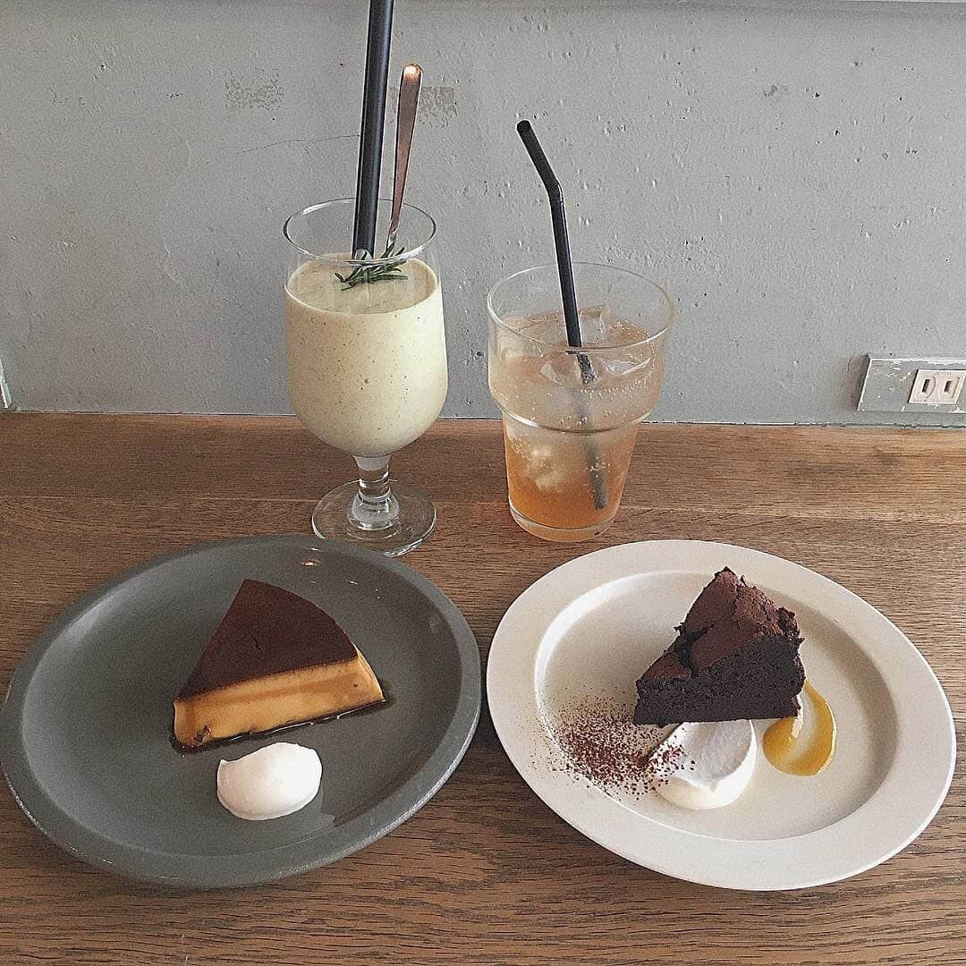 isutaさんのインスタグラム写真 - (isutaInstagram)「. 名古屋・栄にあるカフェ「Maison YWE（ @maisonywe ）」をご紹介♡ . ランチからカフェタイムまでおしゃれな時間を過ごせるお店です♩ . 中でも、シンプルな見た目のスイーツが人気！ . ふわふわとろとろのチーズケーキは絶品ですぐに売り切れてしまうんだそう…！ . ぜひ美味しいケーキを求めて遊びに行ってみてくださいね♩ __________ Maison YWE open：月〜金 11:30〜23:00 / 土日・祝日 11:00〜23:00 close：木曜日 access：愛知県名古屋市中区栄3-23-9 2F __________ photo by @u._y97 @ponpongram52 @zawapp_ . #isuta #isutapic #isutacafe #イスタ #maisonywe #名古屋カフェ」5月14日 19時54分 - isuta_jp