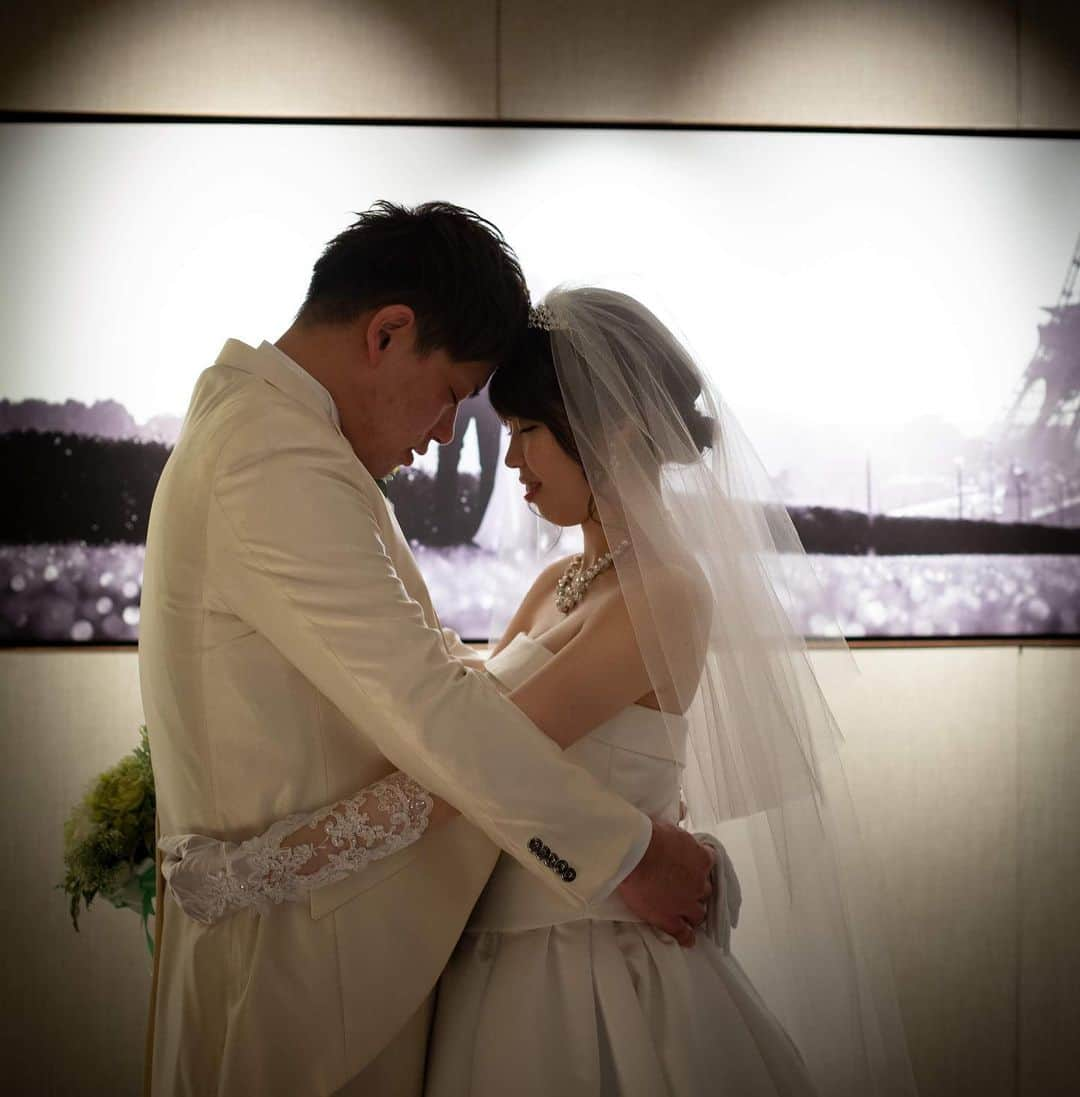 【公式】小さな結婚式さんのインスタグラム写真 - (【公式】小さな結婚式Instagram)「@petit.wedding をフォローしてね♩ #小さな結婚式 をつけてのお写真投稿も大歓迎です♡ こちらの公式IGでリグラムさせていただきます＊ .  思わずため息をついてしまうほど美しい映画のワンシーンのようなショットを.＊* 会場中に明かりを灯し、憧れの世界観を 演出します。おふたりが主役の特別な時間を 存分にお楽しみいただけます✨ . ——————— #小さな結婚式  #petitwedding #前撮り #結婚式  #プレ花嫁 #卒花 #アットホーム #少人数 #家族婚 #少人数結婚式 #ウェディング #ウェディングドレス #wedding #bridal #weddingdress #花嫁 #結婚式準備 #式場探し #日本中のプレ花嫁さまと繋がりたい #結婚式の思い出に浸る会 #結婚準備 #ウェディングフォト #チャペルフォト #ランタン ———————」5月14日 19時55分 - petit.wedding