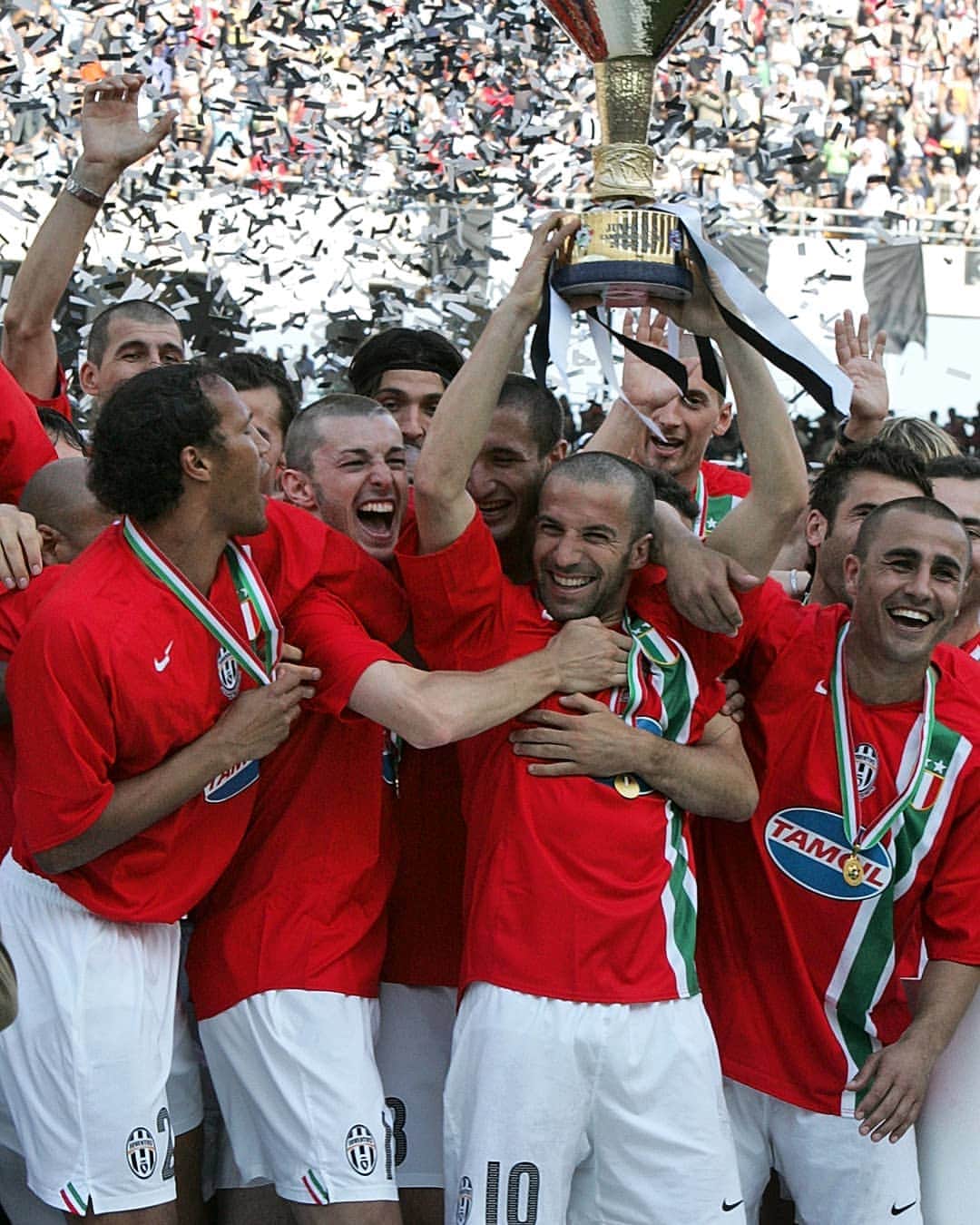ユヴェントスFCさんのインスタグラム写真 - (ユヴェントスFCInstagram)「#OnThisDay in 2006, @alessandrodelpiero raised scudetto number 29! 🏆🇮🇹」5月14日 19時56分 - juventus