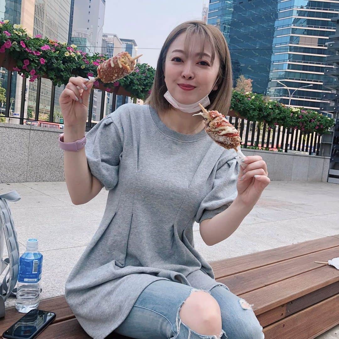 榎本温子さんのインスタグラム写真 - (榎本温子Instagram)「今回のソウル旅行で1番美味しかったもの、、それは、、チーズハットグ！！！マジで美味しかった。揚げ物苦手な私がパクパク食べた。まさかの次の日も食べに行った。200円です。安すぎない？！おじさんが丁寧に作っているのが印象的です。次も絶対いく！江南駅9番出口出てすぐ！ #ソウル旅行 #江南カフェ #チーズハットグ #instafood #instatravel #seoulfood」5月14日 20時06分 - atsuko_bewe