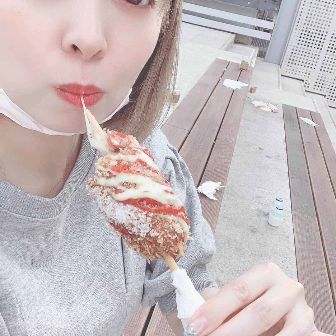 榎本温子さんのインスタグラム写真 - (榎本温子Instagram)「今回のソウル旅行で1番美味しかったもの、、それは、、チーズハットグ！！！マジで美味しかった。揚げ物苦手な私がパクパク食べた。まさかの次の日も食べに行った。200円です。安すぎない？！おじさんが丁寧に作っているのが印象的です。次も絶対いく！江南駅9番出口出てすぐ！ #ソウル旅行 #江南カフェ #チーズハットグ #instafood #instatravel #seoulfood」5月14日 20時06分 - atsuko_bewe