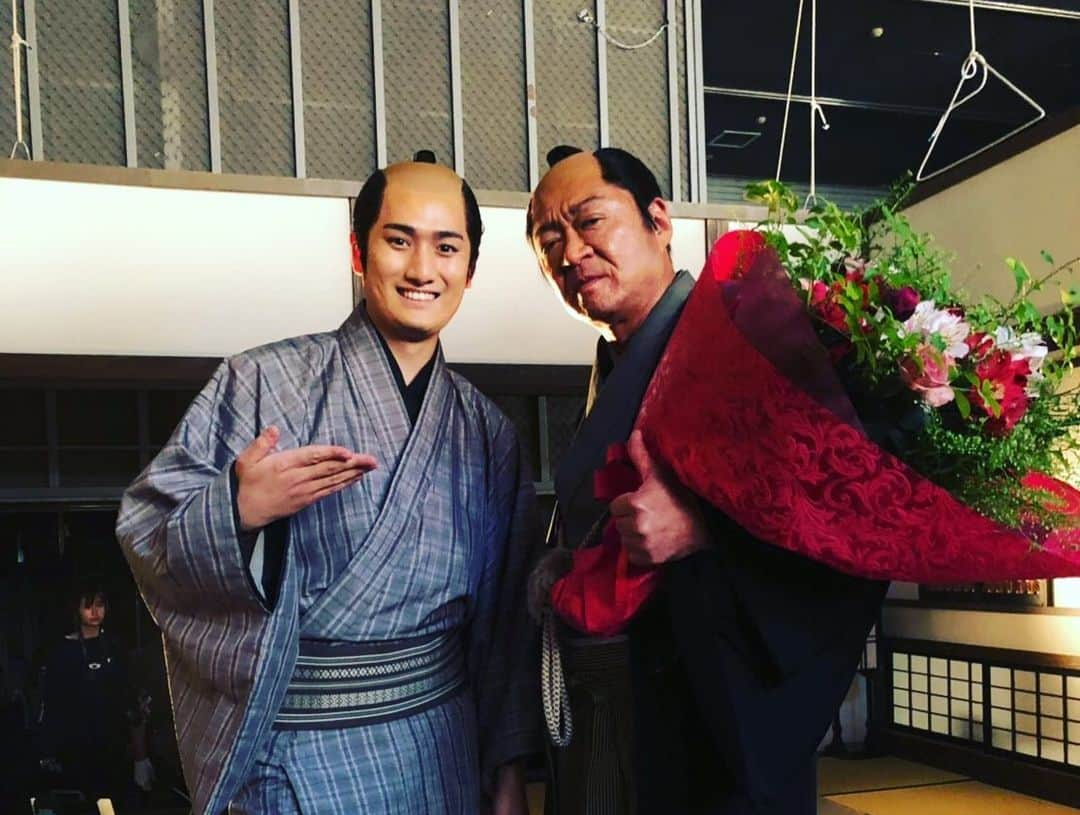 小沢仁志さんのインスタグラム写真 - (小沢仁志Instagram)「大富豪同心 クランクアップ❗️ 長いような、短いような… 終わりよければ 全てヨシ❗️ しかし、さすがに隼人はイケメン❗️ そして 所作指導の橘先生から あなたも飛び出しなさい❗️ と、飛び出す絵本を貰ったが… 何で、このタイトル❓爆笑🤣」5月14日 20時05分 - ozawa_hitoshi