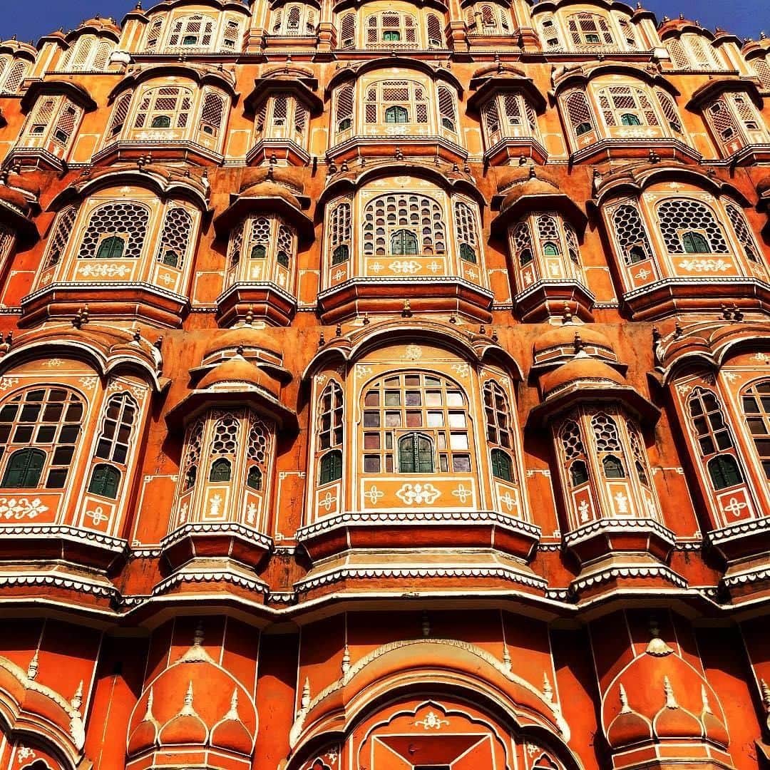 Lonely Planetさんのインスタグラム写真 - (Lonely PlanetInstagram)「#LonelyPlanet author @mcauliffeemily  is currently working her way through #India, getting lost among the collision of colors, scramble of scents and melange of cultures. This is the orange hued sandstone of Hawa Mahal in downtown #Jaipur, originally built so that royal ladies could peep down onto the street below, unnoticed 👀」5月14日 20時03分 - lonelyplanet