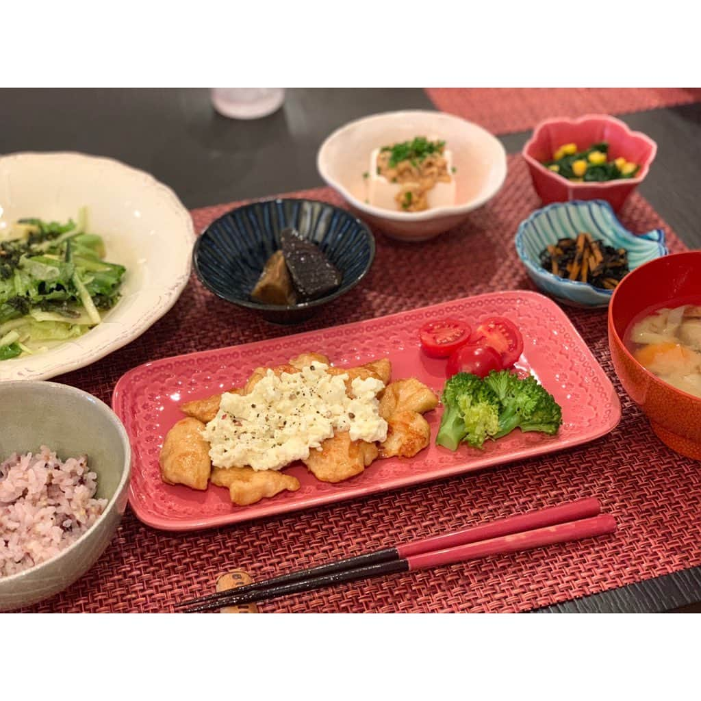 真野恵里菜さんのインスタグラム写真 - (真野恵里菜Instagram)「🍽 鶏胸肉のてりたま チョレギサラダ 茄子の煮浸し 納豆冷や奴 ほうれん草とコーンのソテー ひじき煮 雑穀米 お味噌汁 . . だいぶ気温が上がってきて 午後は半袖で過ごせる日も増えてきたので さっぱり食べられるものをと思い 今季初の冷や奴にひきわり納豆を乗せて。 . . 新しいお皿が欲しくなってきた😩 次日本に帰ったらいろいろ探しに行こう😌 #まのごはん #いつかの夕飯」5月14日 20時10分 - erinamano_official