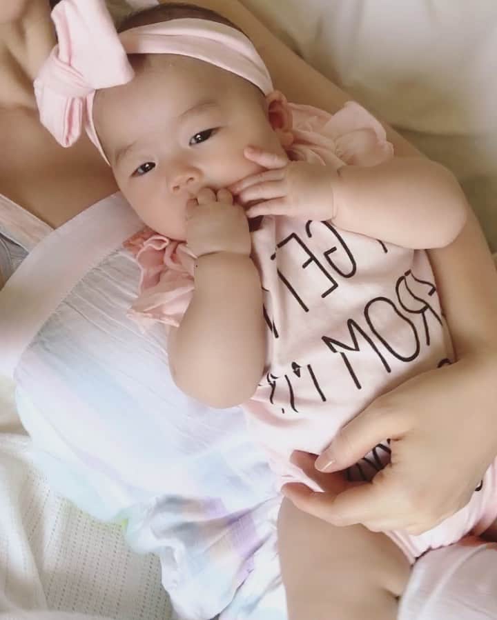 shihoのインスタグラム：「この間の#母の日 で みにしぽちゃん 生後100日を迎えました㊗️♥️ わたしも母になり100日ってことだ☺️ . 健康に産まれてきてくれて 何事もなく元気にすくすくと 大きくなってくれてて ほんとにほんとにうれしいよ💕 . . いつもとびっきりの 笑顔をたくさんありがとう♡ . . 3.4枚目は朝の ラブラブタイム中を パパが撮ってくれました😛📸💕 . . #baby#mama#babygirl  #instababy#女の子ママ #生後3ヶ月#生後100日 #ベビー #赤ちゃん#ママライフ #最近はおててあむあむがお気に入り #この動きながら腹筋運動になるの #よくわからないところでツボる #ケタケタ笑うのにビデオとるとやめちゃうのなーんで😂 #よくしゃべるようになったね」