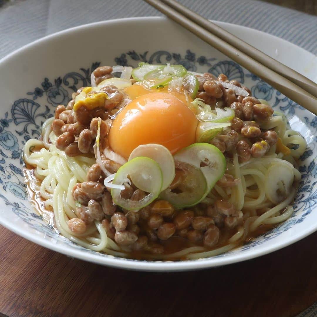 メシ通さんのインスタグラム写真 - (メシ通Instagram)「そろそろ食べたくなってきましたね～  ホマレ姉さん、新しい冷やし中華のレシピを考える https://www.hotpepper.jp/mesitsu/entry/homarecipe/19-00018  #mesitsu #メシ通 #グルメ #冷やし中華 #冷し中華 #納豆 ＃梅干し #大根おろし #冷やしたぬき #冷たい麺 #夏の麺 #簡単 #レシピ #レシピブログ #ホマレ姉さん #岡山 #coldramen #coldnoodles #chilledramen #chillednoodles #natto #umeboshi #delicious #easy #recipe #recipeblog #japan #okayama」5月14日 20時13分 - mesitsu