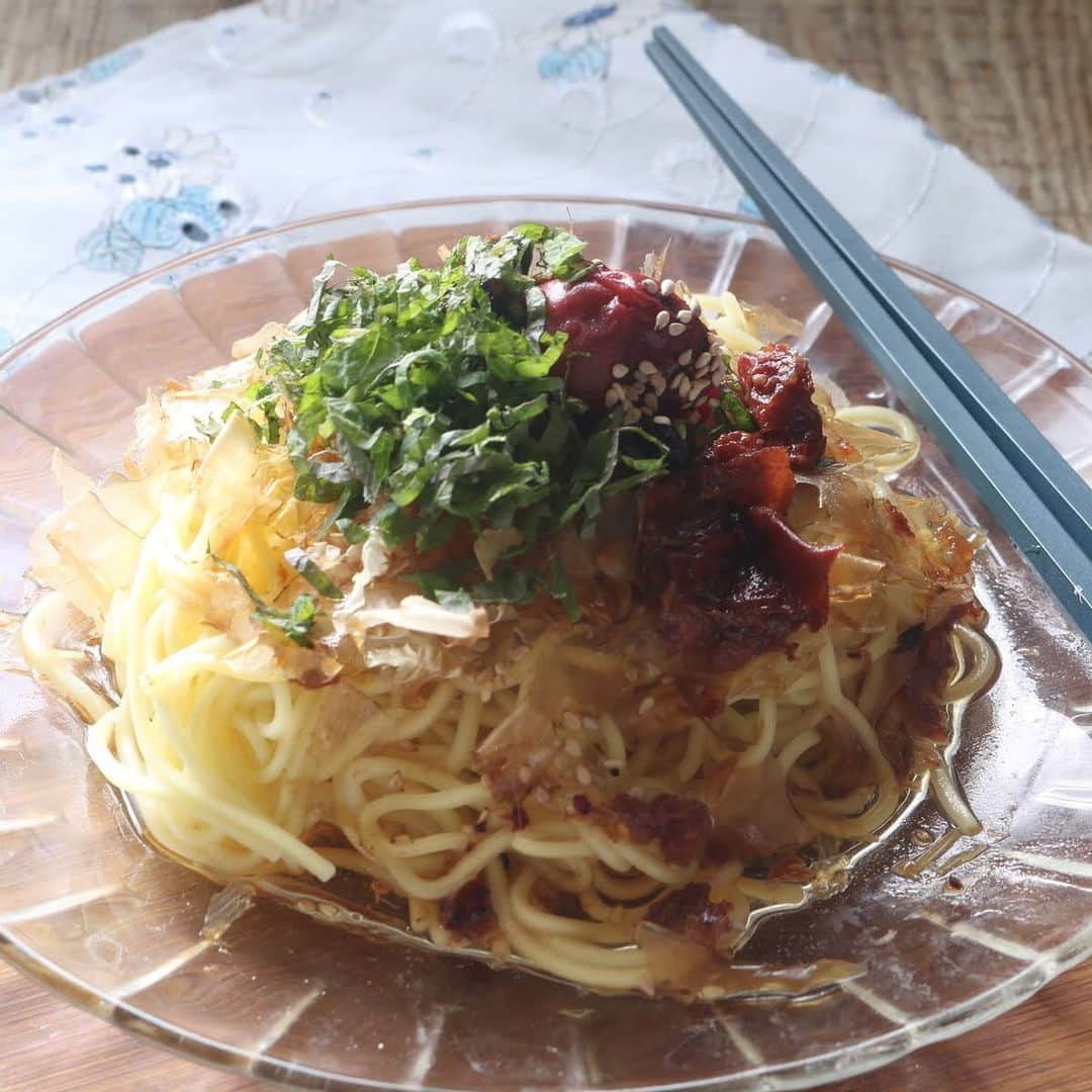 メシ通さんのインスタグラム写真 - (メシ通Instagram)「そろそろ食べたくなってきましたね～  ホマレ姉さん、新しい冷やし中華のレシピを考える https://www.hotpepper.jp/mesitsu/entry/homarecipe/19-00018  #mesitsu #メシ通 #グルメ #冷やし中華 #冷し中華 #納豆 ＃梅干し #大根おろし #冷やしたぬき #冷たい麺 #夏の麺 #簡単 #レシピ #レシピブログ #ホマレ姉さん #岡山 #coldramen #coldnoodles #chilledramen #chillednoodles #natto #umeboshi #delicious #easy #recipe #recipeblog #japan #okayama」5月14日 20時13分 - mesitsu