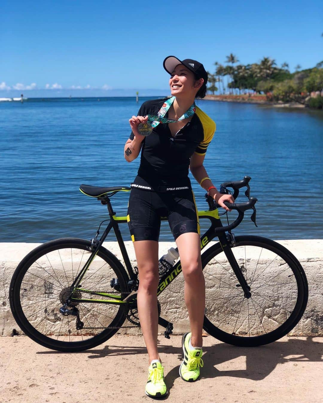 福田萌子さんのインスタグラム写真 - (福田萌子Instagram)「I really like triathlon because we can feel more nature. And Honolulu triathlon is great workout in the morning 🏊‍♀️🚴‍♀️🏃‍♀️ 身体いっぱいに自然を感じながら汗をかけるトライアスロンが好き。 特にホノルルトライアスロンは朝陽とともにスタートするオリンピックディスタンスなので、朝の運動にぴったり😊 同じコースでもそれぞれの物語があってそれぞれの楽しみ方がある‼️同じなのは笑顔で楽しくゴールする気持ち🙏✨この瞬間は人生で一度切りだから、どんな時も楽しむ気持ちを忘れずにっ。 ・ #sportstraveler #スポーツトラベラー #honolulutriathlon #honolulu」5月14日 20時16分 - moekofukuda