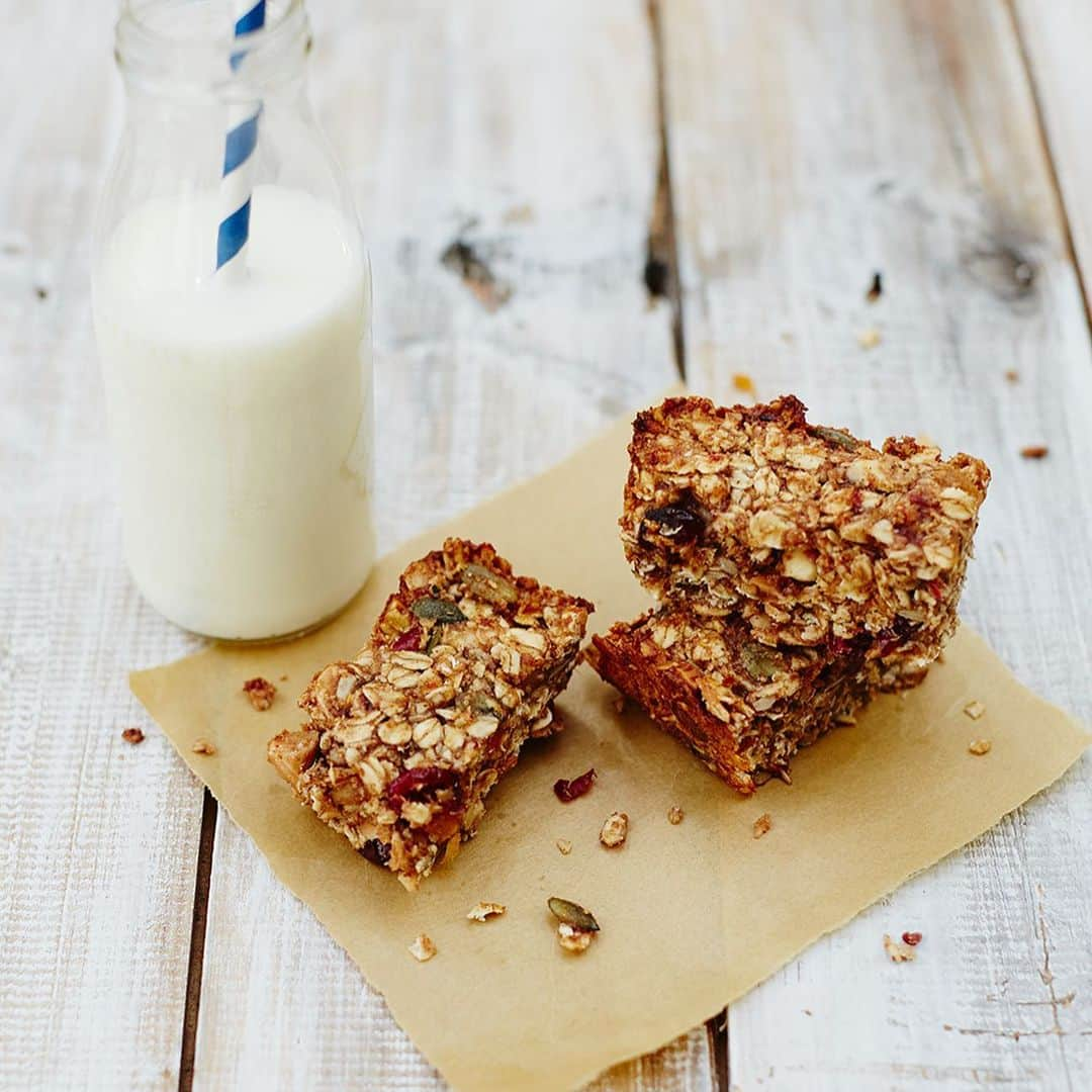 ジェイミー・オリヴァーさんのインスタグラム写真 - (ジェイミー・オリヴァーInstagram)「Loads of you have been asking for healthier snacks inspiration to keep your brain well-fulled during #ExamSeason and revision time. Healthy snacking can help keep energy levels up, maintain our focus, and provide a short break from studying – which is also healthy! Swap snacks high in added sugar for nutritious foods such as fruit with nut butter, a bowl of yoghurt, a handful of unsalted nuts, or some popcorn.  SWIPE LEFT for loads of inspiration. Link to the recipes in my bio >>> Sweet potato muffins Simple houmous Granola bars Energy balls」5月14日 20時20分 - jamieoliver