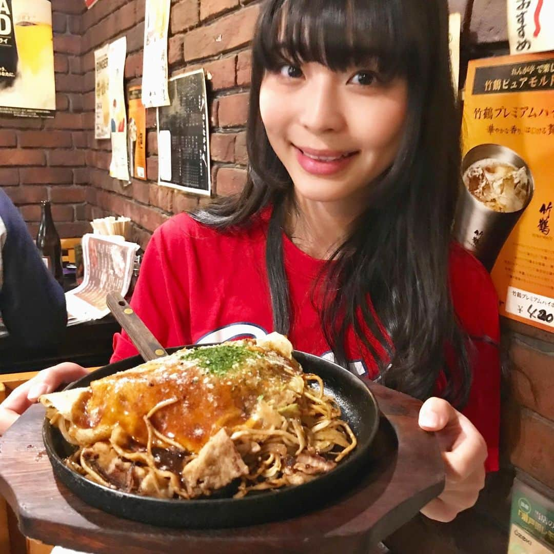 寺嶋由芙さんのインスタグラム写真 - (寺嶋由芙Instagram)「お夕飯は、呉駅から少し歩いたところにある、「れんが亭」というお店で食べました(ﾟωﾟ) ・ お好み焼きとカキフライー！！！カキフライを食べることがこの旅の中でかなり大きな目的だったので(ママさんはカキフライが大大大好き)、無事出会えてよかったー(ﾟωﾟ)※呉の牡蠣はほんとは1〜3月が旬だから今の時期は扱ってないお店もあるらしい ・ 「残さず食べてクレ！」ののぼり、かわいいよね(ﾟωﾟ)街中で呉氏を見かけるたび嬉しくなってしまったなー！ ・ 5枚目に載せたのは、屋台！呉は屋台も有名なんだって、満席で入れなかったから次回はリベンジしたいー！ ・ #広島県 #呉市 #れんが亭 #広島旅行 #お好み焼き #カキフライ #お夕飯 #ご当地グルメ #呉氏 #呉キャラ祭」5月14日 20時32分 - yufu_terashima