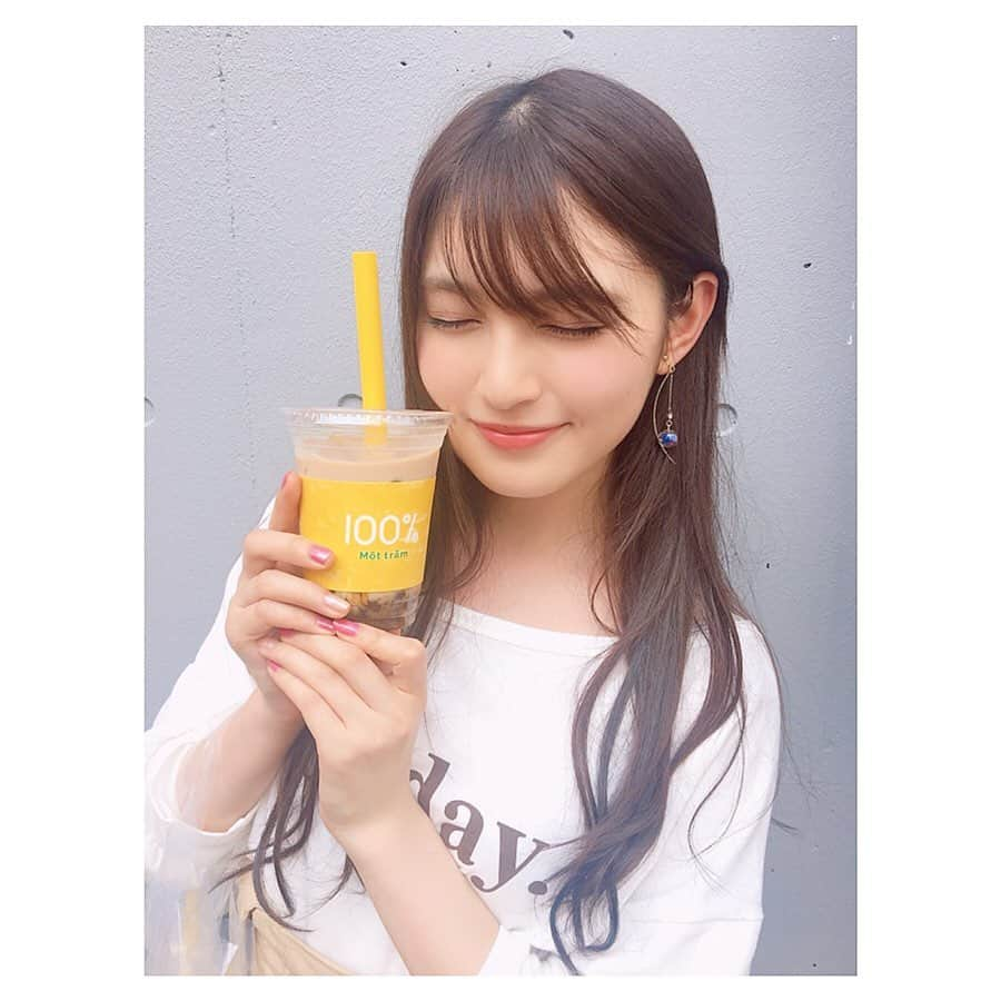 神志那結衣さんのインスタグラム写真 - (神志那結衣Instagram)「モッチャムやっと飲めたぁぁぁ♡♡♡♡♡♡ 優花ちゃん、はるたん、ゆりや（卒業メンバー）とだよ！ 平日とあって普段よりは並んでなかった様ですが、1時間並んだ😳💛 私が飲んだのは 「めっちゃモッチャムミルクティー」 とても良い香りのするミルクティで、タピオカが名前のとおりモッチモチで美味しかったよ〜😢💕 はるたんが誘ってくれなかったら私はきっと並んでまで飲まなかったと思うので…笑 誘ってくれて感謝です！ #モッチャム #タピオカ #タピ活 #映え #もちもち #ミルクティー」5月14日 20時25分 - jiina27