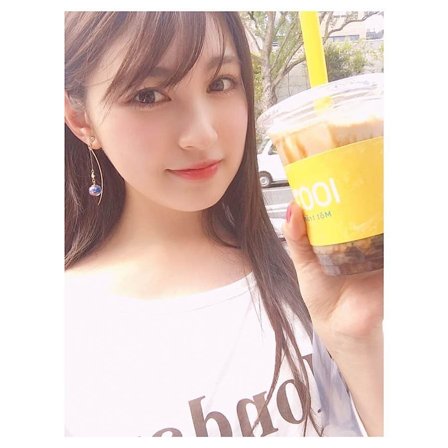 神志那結衣さんのインスタグラム写真 - (神志那結衣Instagram)「モッチャムやっと飲めたぁぁぁ♡♡♡♡♡♡ 優花ちゃん、はるたん、ゆりや（卒業メンバー）とだよ！ 平日とあって普段よりは並んでなかった様ですが、1時間並んだ😳💛 私が飲んだのは 「めっちゃモッチャムミルクティー」 とても良い香りのするミルクティで、タピオカが名前のとおりモッチモチで美味しかったよ〜😢💕 はるたんが誘ってくれなかったら私はきっと並んでまで飲まなかったと思うので…笑 誘ってくれて感謝です！ #モッチャム #タピオカ #タピ活 #映え #もちもち #ミルクティー」5月14日 20時25分 - jiina27