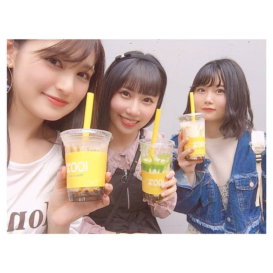 神志那結衣さんのインスタグラム写真 - (神志那結衣Instagram)「モッチャムやっと飲めたぁぁぁ♡♡♡♡♡♡ 優花ちゃん、はるたん、ゆりや（卒業メンバー）とだよ！ 平日とあって普段よりは並んでなかった様ですが、1時間並んだ😳💛 私が飲んだのは 「めっちゃモッチャムミルクティー」 とても良い香りのするミルクティで、タピオカが名前のとおりモッチモチで美味しかったよ〜😢💕 はるたんが誘ってくれなかったら私はきっと並んでまで飲まなかったと思うので…笑 誘ってくれて感謝です！ #モッチャム #タピオカ #タピ活 #映え #もちもち #ミルクティー」5月14日 20時25分 - jiina27