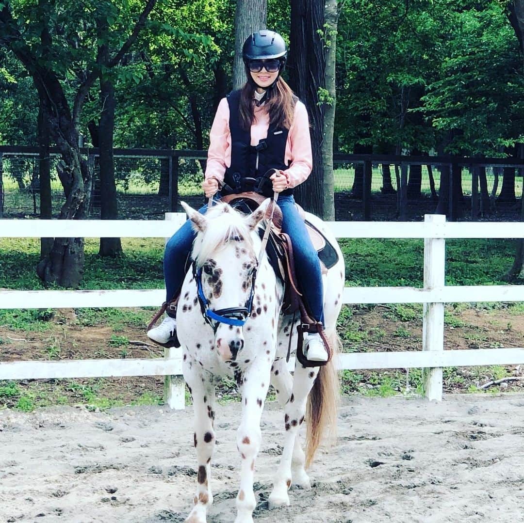 神田うのさんのインスタグラム写真 - (神田うのInstagram)「久々の乗馬🐴 幼稚園の時から仲良くしている学校のお友達ファミリーと☺️ @chacofukuいつもありがとう😊 #乗馬#娘#母娘#ママ友#東京クラシッククラブ#東京クラシック#馬#神田うの#unokanda」5月14日 20時27分 - unokandaofficial