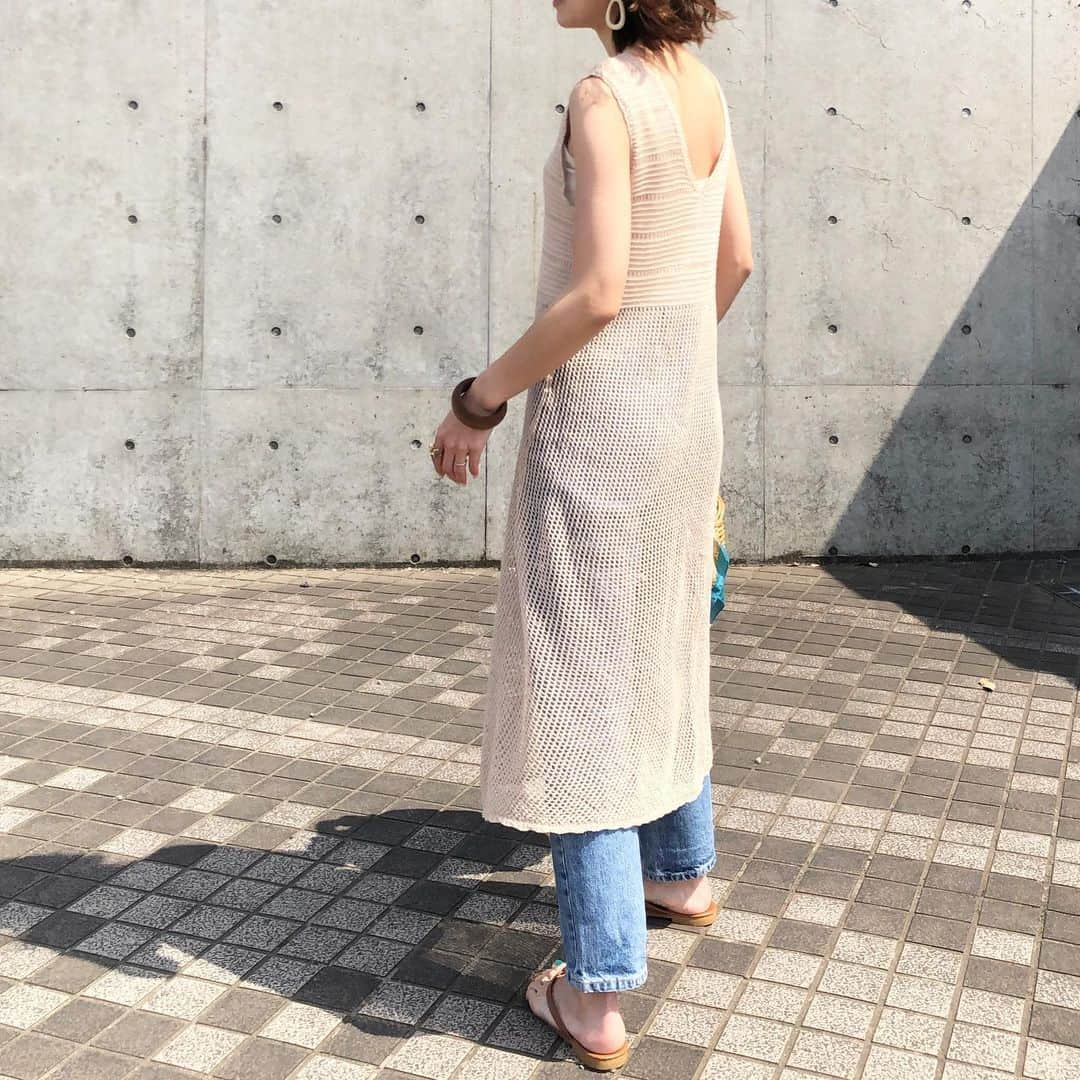 mmk__56さんのインスタグラム写真 - (mmk__56Instagram)「2019.5.14 . . 暑かった日のコーデ🌻 あみあみニットのワンピース🧶 この透け感と背中パックリなデザインが可愛い😍 ちなみにインナーのタンクトップも @allumerofficial です。 . ワンピース… @allumerofficial  デニム… @gu_global  かごバッグ… @menui_  サンダル… @lavishgate . #ママコーデ#ママファッション#今日の服#今日のコーデ#着回しコーデ#プチプラコーデ#シンプルコーデ#ロカリ#大人カジュアル#locari#ootd_kob#mamagirl#mamagirl_sugotoku#lavishgate#アリュメール#allumer#夏ワンピ#かごバッグ」5月14日 20時27分 - mmk__56