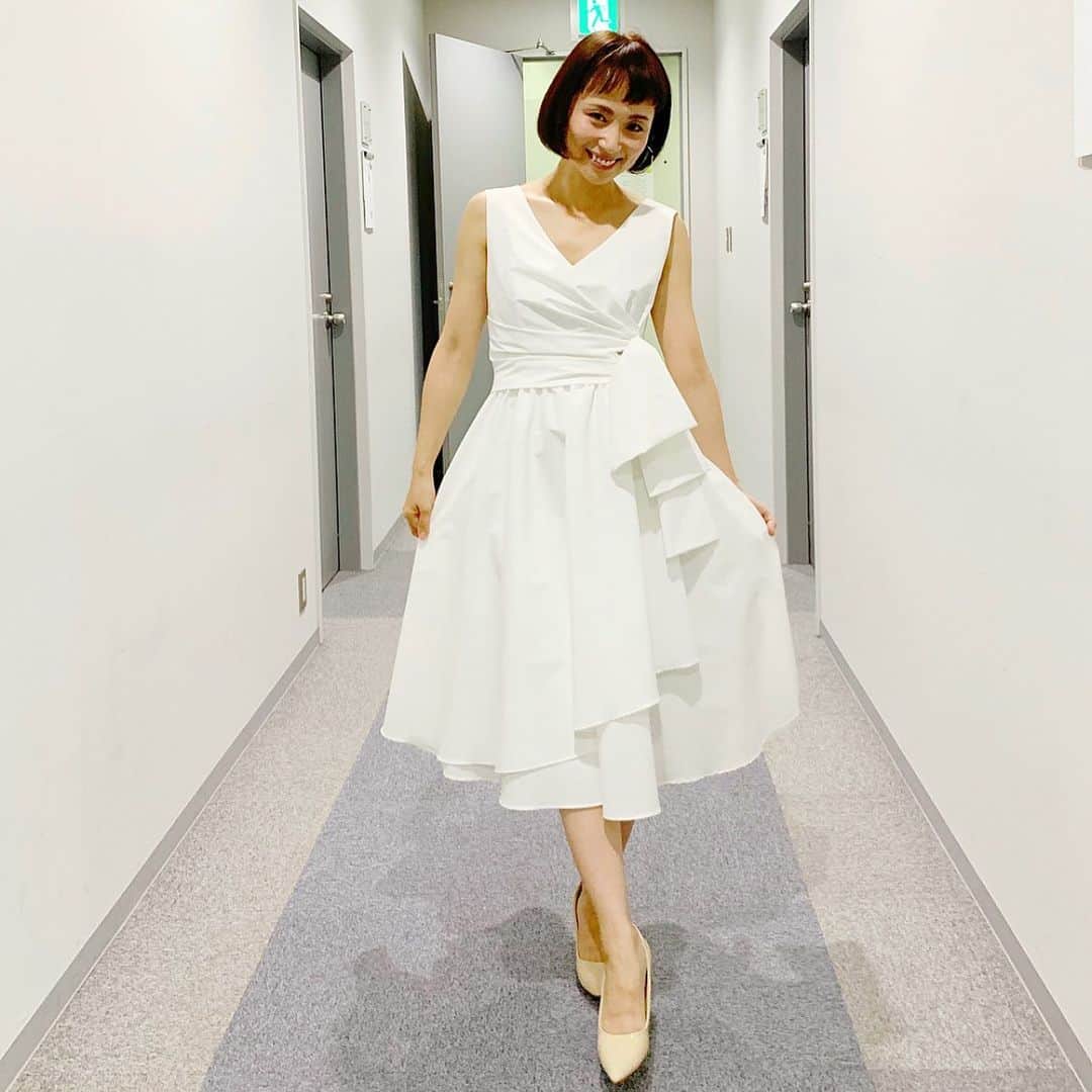 楊原京子さんのインスタグラム写真 - (楊原京子Instagram)「今日は大阪で収録がありました。 皆様お優しく、楽しかったぁー✨ ありがとうございました！  そして初めて真っ白な衣装を。 慣れないトーク番組で緊張気味の私に 素敵なドレスが自信をわけてくれました✨🙏✨ @__keisuzuki__  @viscotecs_makeyourbrand  KEI SUZUKI さんのドレスは クラシックでエレガントで、 シルエットが美しく、 まさに着てみたかった理想のドレス。 このドレスが似合う女性でありたい。 と背筋が伸び、着た時は女性に生まれてよかったー!!と、笑みがこぼれます。  明日、5月15日から名古屋にて、 こんなイベントがあるそうです。 お近くの方は、 ぜひ足を運ばれてみてください!  #衣装 #viscotecs #makeyourbrand  #atelierkeisuzuki  #orderdress  #楊原京子  #関テレ #収録  POP UP SHOP 名古屋・ジェイアール名古屋タカシマヤ 2019.5.15 wed ▶︎5.21.tue　 会場：ジェイアール名古屋タカシマヤ本館6階 コンテンポラリー ＆ リュクス　特設会場 「背筋を伸ばす、ちょっぴりモードな一着」 . パステルカラーのジオメトリカルな柄や、360度どこから見ても美しいメリハリのあるシルエットなど、強さと女性らしさを併せ持つ現代女性へ贈る「KEI SUZUKI」のVISCOTECS MAKE YOUR BRANDとのコラボレーションライン . ＜デザイナー鈴木も下記日程で店頭におります＞ 5月18日・19日13時～17時は、同会場におります。この機会にお気軽に遊びにいらしてください。ご来店くださった皆様には、コモエース化粧品のサンプルセットをプレゼントしております。」5月14日 20時28分 - kyoko.yanagihara