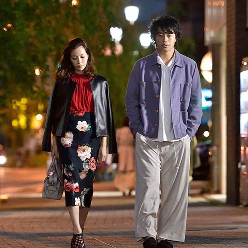 桜井ユキのインスタグラム：「第5話も楽しみ‼︎桜井ユキさん素敵だな〜😳💕 なんでみんなで食事？笑  #桜井ユキ  #東京独身男子 #斎藤工 #高橋一生  #滝藤賢一」