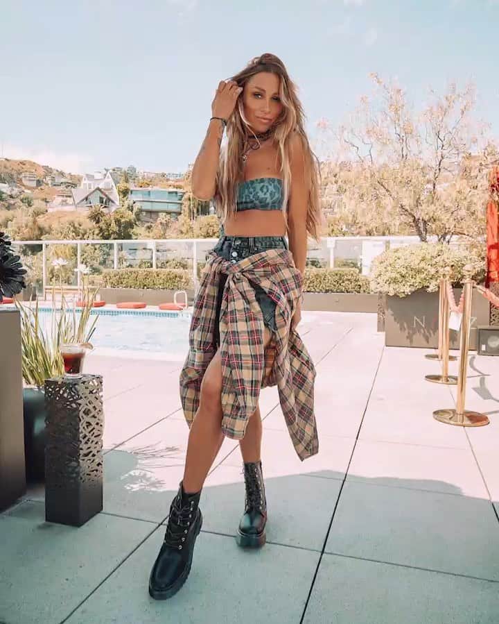 ルー・ティーズデールのインスタグラム：「🐳🐠 Which Poolside Pammy are you?? 4 ways to style this @prettylittlething £20 swimsuit by meee 🐠🐳 #styletimelapse ➕ Black denim skirt, boots, sweatshirt, leopard sandals, long black sheer skirt, bucket hat and bags all from @prettylittlething ➕ #gifted」