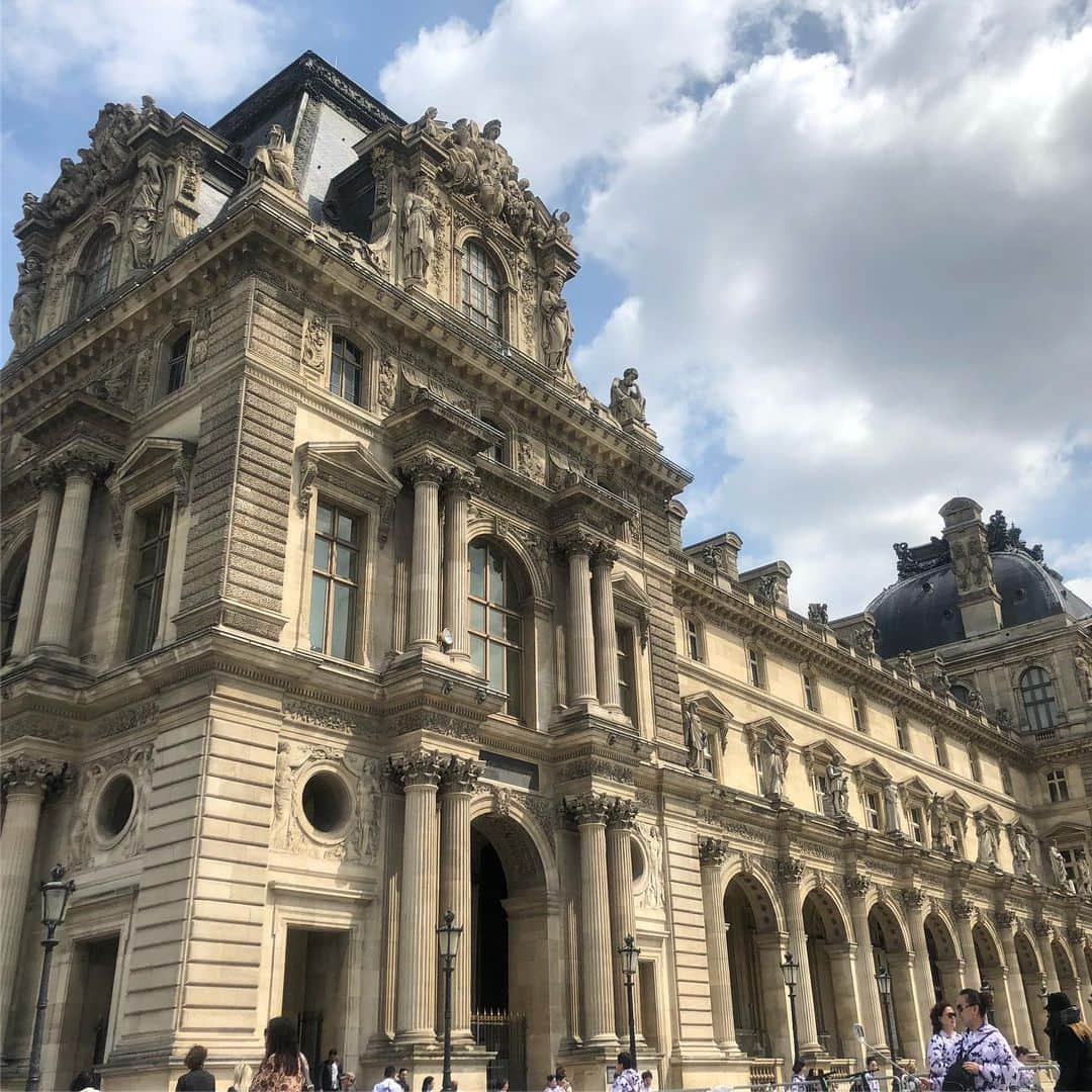 後口早弥香さんのインスタグラム写真 - (後口早弥香Instagram)「Paris編。🇫🇷 パリの建物はロンドンより少し大人でした。 どこに行っても歴史的な建物ばかりで圧巻。 この時期は21時頃まで明るく、日が暮れる頃には空がピンクになり、幻想的です。 そして、大好きなクロワッサンがサクッサクッで幸せな日々でした🥐🥐🥐 毎日食べたい♡ #Paris #france #パリ #エッフェル塔」5月14日 20時34分 - sayaka.atoguchi