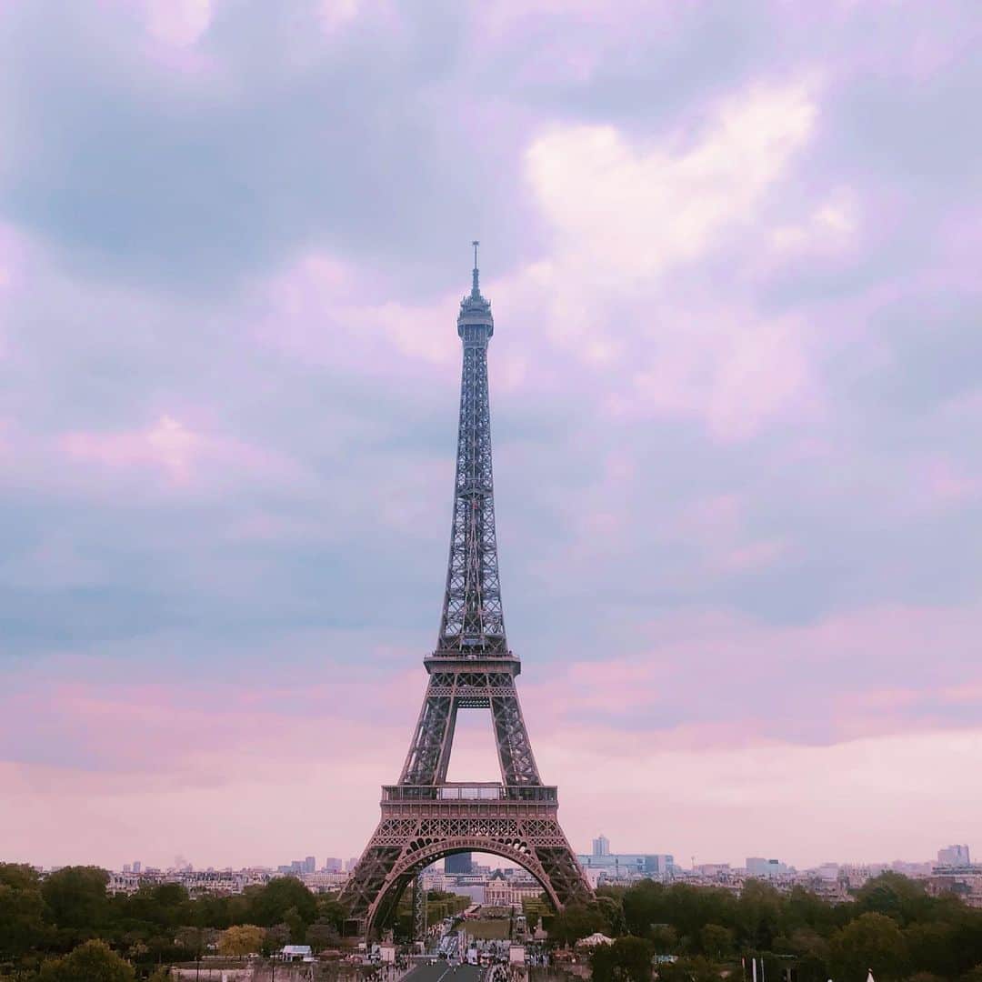 後口早弥香さんのインスタグラム写真 - (後口早弥香Instagram)「Paris編。🇫🇷 パリの建物はロンドンより少し大人でした。 どこに行っても歴史的な建物ばかりで圧巻。 この時期は21時頃まで明るく、日が暮れる頃には空がピンクになり、幻想的です。 そして、大好きなクロワッサンがサクッサクッで幸せな日々でした🥐🥐🥐 毎日食べたい♡ #Paris #france #パリ #エッフェル塔」5月14日 20時34分 - sayaka.atoguchi