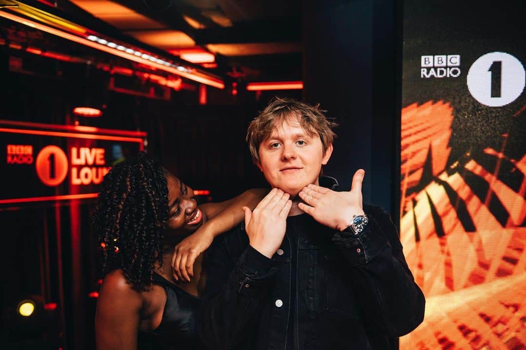BBC Radioさんのインスタグラム写真 - (BBC RadioInstagram)「Big love to @lewiscapaldi for joining us in the Live Lounge today. What a performance! 🧡」5月14日 20時35分 - bbcradio1