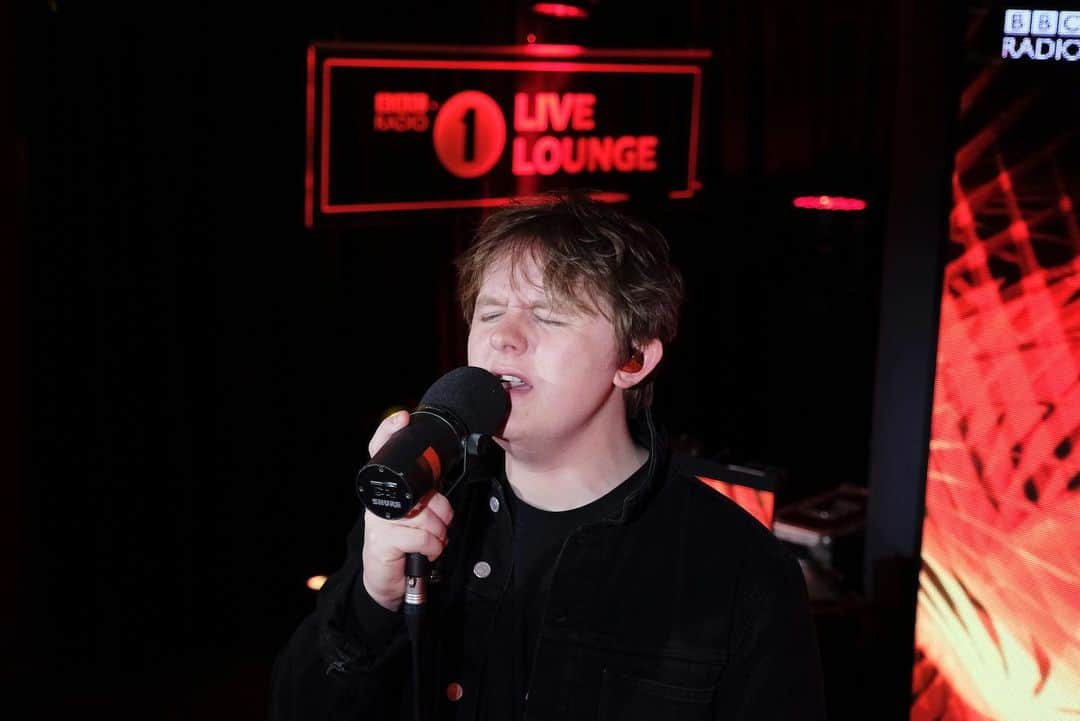 BBC Radioさんのインスタグラム写真 - (BBC RadioInstagram)「Big love to @lewiscapaldi for joining us in the Live Lounge today. What a performance! 🧡」5月14日 20時35分 - bbcradio1