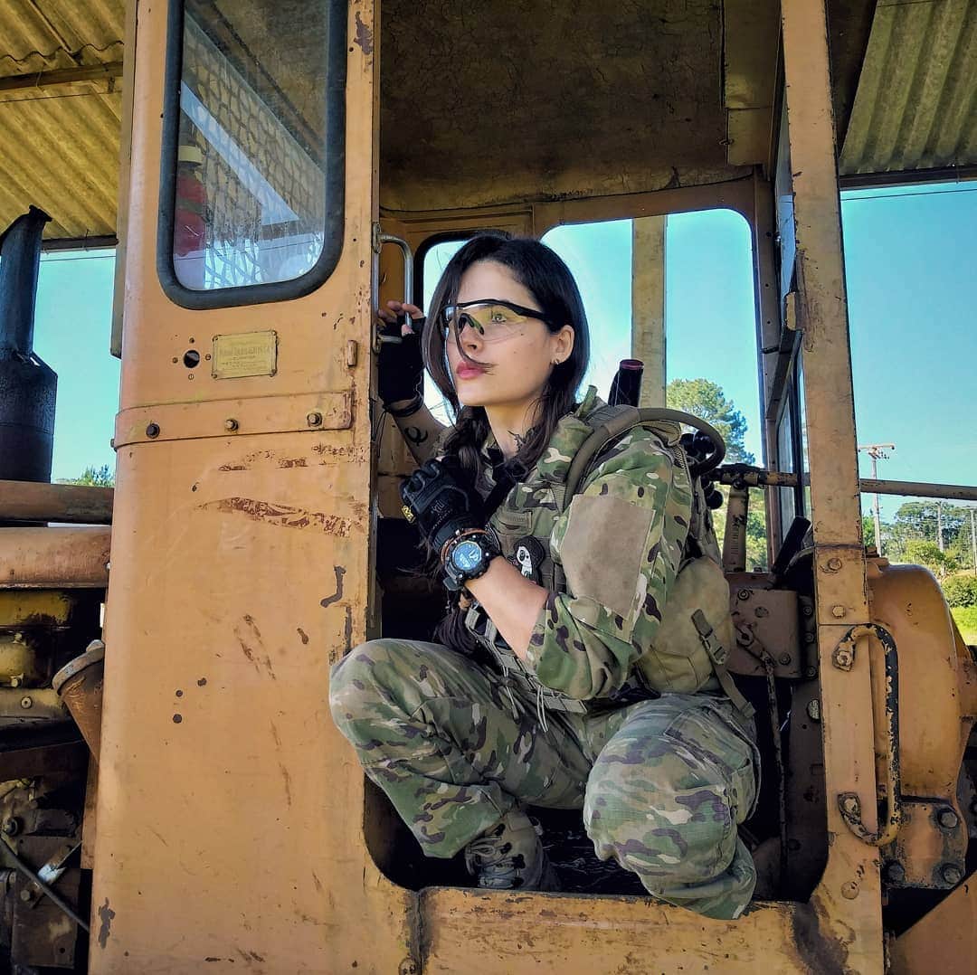 Anna Vargasさんのインスタグラム写真 - (Anna VargasInstagram)「Back to business. Fotos tiradas lá no campo da última SUDAM um pouco antes do início do game. Estão vendo meu pezinho enroscado ali? Então. Pouco antes disso, na hora de posicionar a aeg pra aparecer na foto eu desequilibrei, fui caindo lentamente pra fora, com a mão enroscada na bandoleira... O @josue_sniper que estava de fotógrafo, viu a tragédia acontecer diante dos olhos dele e quase patinou pra tentar chegar até mim a tempo... No último segundo consegui desenroscar a mão da bandoleira e me segurar na porta. 🤣🤣🤣🤣 Seria um tombo tão feio, mas tããão feio!!! Eu ia cair com a cara primeiro e o resto depois. Imaginem a situação hahahahah Enfim. Ainda bem que não aconteceu. 😅 . ⬇️⬇️YouTube Channel ⬇️⬇️ Myst & Hard [link on my profile] --------------------------------------------------- 🤝PARCEIROS: ⚪ Munição: @spartanairsoftmunition www.spartanairsoft.com.br 🎥 Câmeras: @scopecam www.scopecam.com.br Patches: @1ciadistintivos ---------------------------------------------------- . #airsoft #myst #airsoftgirl #airsofter #airsofting #aresamoeba #slaydies #airsoftwoman #airsoftgame #airsoftlife #airsoftworld #airsoftbrasil #airsoftphoto #airsoftobsessed #airsoftporn #airsoftoperator #tacticalshit #tactical #tacticool #multicam #military #milsim #gunsandgirls #airsoftlove #airsoftnation #airsoftcomunity」5月14日 20時38分 - myst.shots