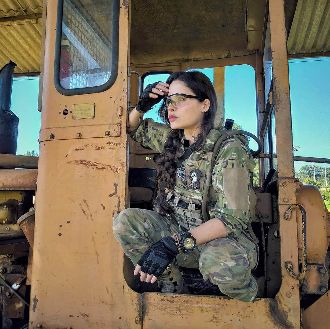 Anna Vargasさんのインスタグラム写真 - (Anna VargasInstagram)「Back to business. Fotos tiradas lá no campo da última SUDAM um pouco antes do início do game. Estão vendo meu pezinho enroscado ali? Então. Pouco antes disso, na hora de posicionar a aeg pra aparecer na foto eu desequilibrei, fui caindo lentamente pra fora, com a mão enroscada na bandoleira... O @josue_sniper que estava de fotógrafo, viu a tragédia acontecer diante dos olhos dele e quase patinou pra tentar chegar até mim a tempo... No último segundo consegui desenroscar a mão da bandoleira e me segurar na porta. 🤣🤣🤣🤣 Seria um tombo tão feio, mas tããão feio!!! Eu ia cair com a cara primeiro e o resto depois. Imaginem a situação hahahahah Enfim. Ainda bem que não aconteceu. 😅 . ⬇️⬇️YouTube Channel ⬇️⬇️ Myst & Hard [link on my profile] --------------------------------------------------- 🤝PARCEIROS: ⚪ Munição: @spartanairsoftmunition www.spartanairsoft.com.br 🎥 Câmeras: @scopecam www.scopecam.com.br Patches: @1ciadistintivos ---------------------------------------------------- . #airsoft #myst #airsoftgirl #airsofter #airsofting #aresamoeba #slaydies #airsoftwoman #airsoftgame #airsoftlife #airsoftworld #airsoftbrasil #airsoftphoto #airsoftobsessed #airsoftporn #airsoftoperator #tacticalshit #tactical #tacticool #multicam #military #milsim #gunsandgirls #airsoftlove #airsoftnation #airsoftcomunity」5月14日 20時38分 - myst.shots