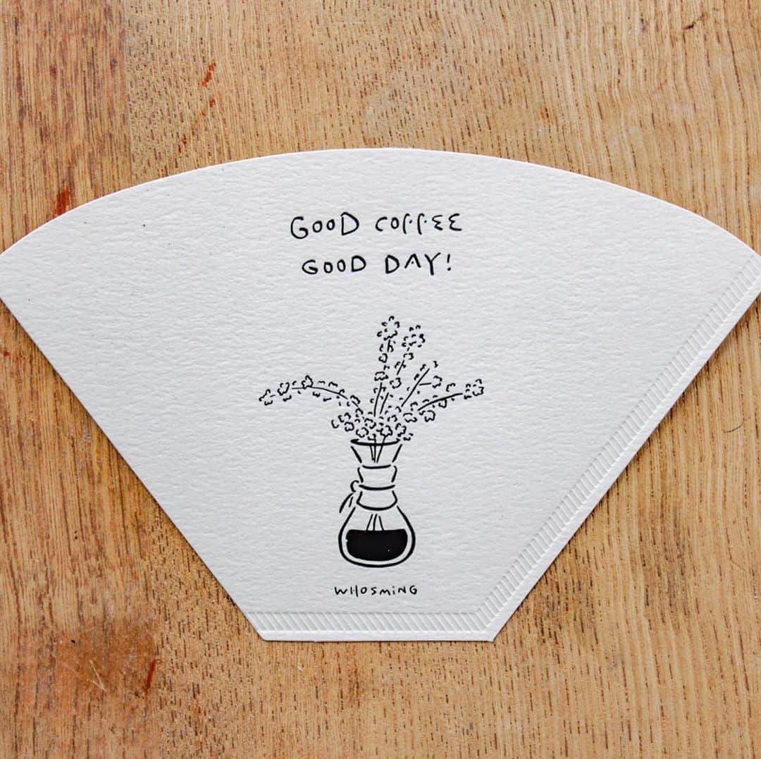 のインスタグラム：「【手紙社オンラインショップ：新商品、WHOSMiNG「コーヒーフィルターカード 」 】 台湾在住のクリエイター＆イラストレーターのMING YEN LIUさんが手がけるブランド「WHOSMiNG（フーズミン）」。こちらは、2019年3月に「本とコーヒー Tegamisha」で行った展示に合わせて制作したメッセージカードです。ドリップする時に使うコーヒーフィルターを意識して、サイズ、質感ともに本物さながら。メッセージと合わせて、コーヒー豆やグッズも一緒にプレゼントしてみてはいかがでしょうか？ . こちらの商品は、本とコーヒー tegamishaでもお求めいただけます。 . ▶︎詳細は、プロフィールページのリンク「手紙社公式サイト」→online shopへ  #手紙社online #手紙社 #手紙舎 #オンラインショップ #tegamisha #WHOSMiNG #コーヒーフィルター #coffee #コーヒー #カード」