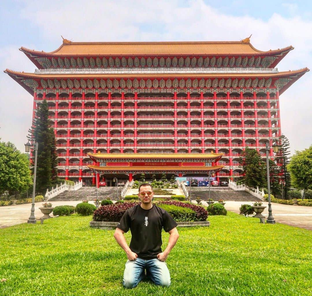 ベリッシモ・フランチェスコさんのインスタグラム写真 - (ベリッシモ・フランチェスコInstagram)「Osu! Meditation time🥋🏯 黙想の時間！😂👍 Diventare padroni della propria mente e governare i pensieri che si affollano continuamente nella testa🥋 #ベリッシモ #料理研究家 #francescobellissimo #chef #tvchef #mokuso #黙想 #台湾 #台北 #luxurylifestyle #karate #karatemaster #celebritychef #enjoylife #riccanza #極真会館 #thegrandhoteltaipei #picoftheday #enjoy #taiwan #taipei #meditation #イタリア人 #イタリアの種馬 #italianstyle #sexymen #グラサン #暑い」5月14日 20時39分 - bellissimoyoshi