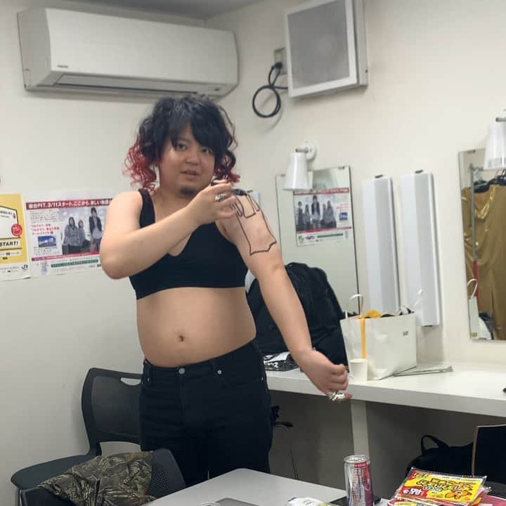 としみつのインスタグラム：「本番直前の楽屋でタトゥーを彫る男。。。」