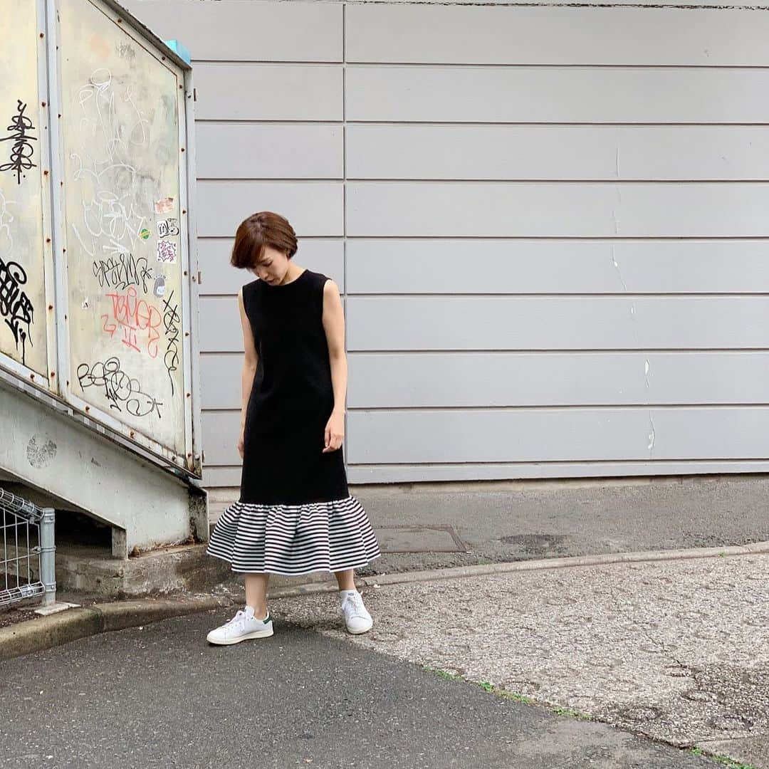 BORDERS at BALCONYのインスタグラム：「ウォッシャブルツイルを使用した「I-LINE DRESS」は襟元のあきがコンパクトで、品良くみえ、カジュアルになりすぎないノースリーブワンピースです。シンプルな中に華やかさがあって、スニーカーやフラットに合わせるのがオススメです。」
