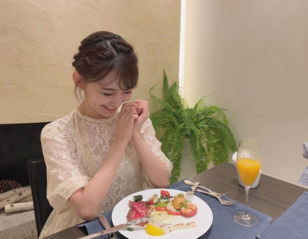 小嶋真子さんのインスタグラム写真 - (小嶋真子Instagram)「ふふふ☺️💓 . . 改めましてのPRESS Blogを更新しましたので ぜひチェックお願い致します👒🍃 . 発表や告知続きで振り回してすみません😵☁︎ でも這ってでもついてきてほしいです💌 AKB48を卒業したとしても 今まで応援してくれていた皆さんを飽きさせない というのは皆さんとの約束なので😌にひ! . さてさて、あっという間に 5月25日の卒業後初のファンミーティングも 最後の一般受付が昨日から始まりました😍 一次二次で落選だった方も応募できますので ぜひ諦めずに応募お待ちしています♡ . 可愛いグッズも上がってきて あとは私はダンスの練習...！！！！笑 とんでもなく可愛い立派なステージなので 埋もれないようにこじまこさんまだまだ頑張ります☺️ . さ！コメント返すよ！☺️💓」5月14日 20時50分 - makochan_2525