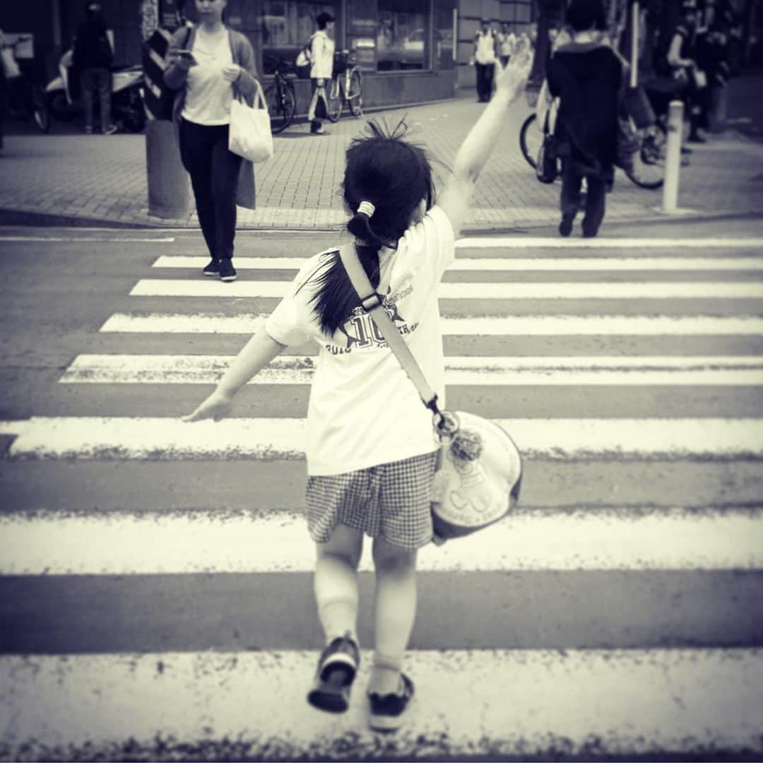 結城さなえさんのインスタグラム写真 - (結城さなえInstagram)「姪7歳、横断歩道を上手に渡れるようになりました☺️ 左手の先まで神経が行き届いてます。さっそく見習おうと思います。 ☆ #横断歩道 #交通安全 #姪 #腕ピーン #風を受けて #堂々と渡る #素晴らしい #7歳 #ありがとう」5月14日 20時46分 - yuukisanae