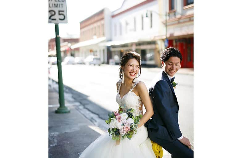 ゼクシィさんのインスタグラム写真 - (ゼクシィInstagram)「【ふたりの自然な姿をフォトに残して👫📷✨】 . 今回は、”キメすぎていない、 日常のふたりらしい表情”を カメラに収められた先輩花嫁さんの お写真をご紹介していきますよ😊💕 . 1枚目は、エンゲージメントフォト💍 白コーデで合わせたリンクコーデや ナチュラルなふたりの寄り添い方、 自然体な笑顔が素敵ですよね☺️ @__aya.wed0611__ さま . 2枚目は、二次会でのお写真。 ゲストと談笑している様子が、あえて後ろから 撮影されています🎵 ふたりの背中越しにゲストの表情や、会場の装飾など 当日の雰囲気全体が残せていいかも😋☝️ @dory_trunkwed さま . 3枚目は、ハワイのダウンタウンでのロケフォト♪ 気取らないポージングや、自然なふたりの笑顔が ナチュラルで素敵😝💗 @sato__wedding さま . #ゼクシィ2019 のハッシュタグをつけて投稿頂き ありがとうございました🌟 . +♥+:;;;:+♥+:;;;:+♥+:;;;:+♥+:;;;:+♥+:;;;:+♥ . プロポーズから結婚式まで素敵なお写真募集中！ . ゼクシィ公式アカウントでお写真を紹介してみませんか？ 【#ゼクシィ2019】 を付けて投稿してください😆 . +♥+:;;;:+♥+:;;;:+♥+:;;;:+♥+:;;;:+♥+:;;;:+♥ . ▼花嫁さんダウンロード数No.1 ゼクシィアプリはURLから💎 @zexyrecruit . #前撮り#リゾ婚#ロケフォト#海外挙式#後撮り _ #海外前撮り#エンゲージメントフォト#リンクコーデ#海外後撮り#フォトツアー#ハワイ前撮り#ハワイ後撮り#卒花#ハワイハネムーン _ #ハネムーンフォト#リゾートウェディング#海外ウェディングフォト#ハワイウェディングフォト#ハワイフォトツアー#全国のプレ花嫁さんと繋がりたい#日本中のプレ花嫁さんと繋がりたい#ダウンタウンフォト#ザストリングス表参道#海外挙式用ブーケ _ #海外挙式準備#ゼクシィ#ちーむゼクシィ#プロポーズされたらゼクシィ」5月14日 20時50分 - zexyrecruit