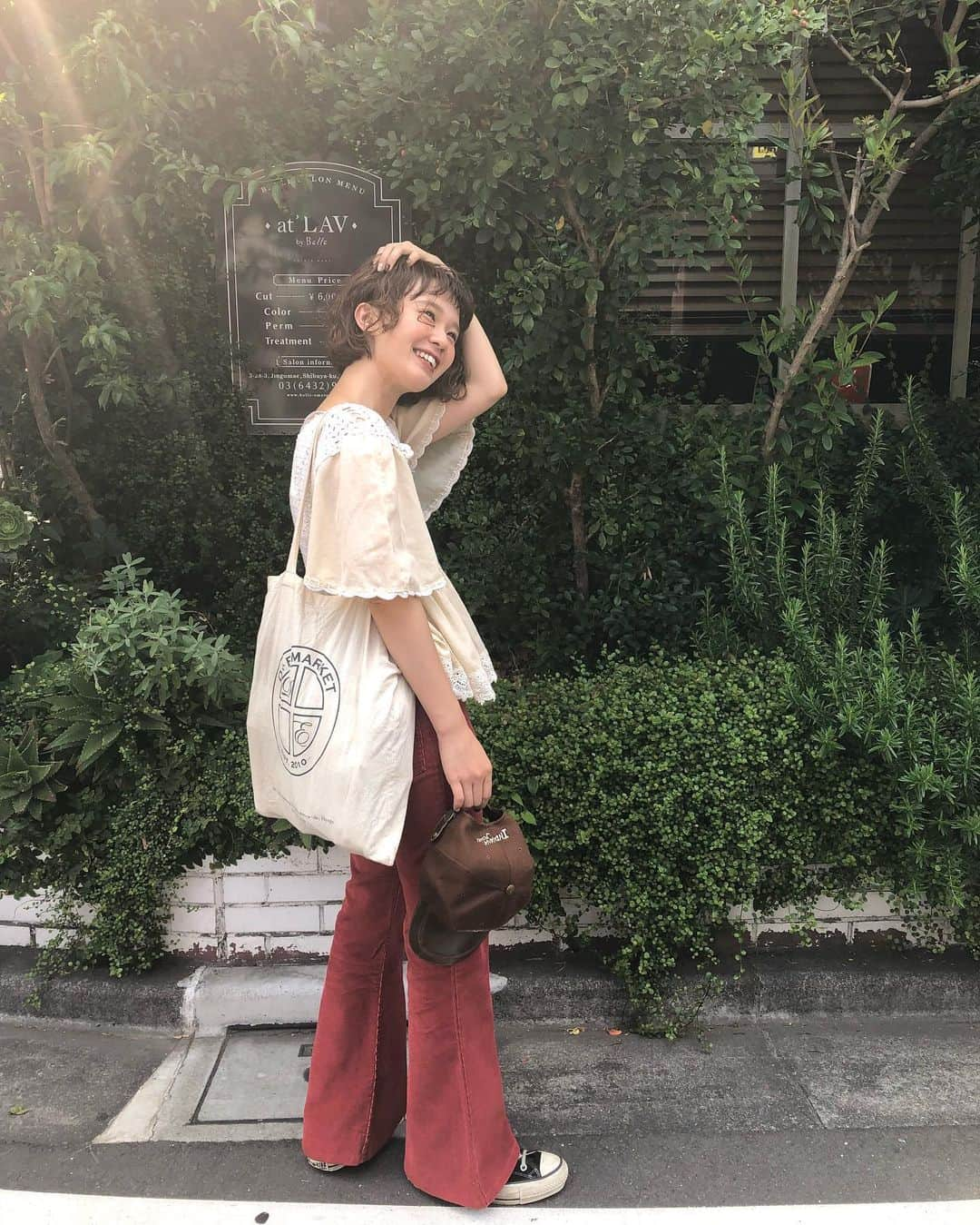 柴田紗希さんのインスタグラム写真 - (柴田紗希Instagram)「#私服さん #しば服 昨日の私服さんだよ☺︎ トップス... @shiho_takechi さんから ボトムス... JANTIQUES コンバース... ホワイトアトリエバイコンバース キャップ... @wilko_meidaimae  バック... @minitmute_official  ガーリー.ボーイッシュ.カジュアル.きっちりを全体的に入れて色でまとまりをつける！とゆうコーデ😊 古着で買った赤オレンジなコーデュロイパンツが お気に入りだよー 夏にコーデュロイ、わくわくわく。 丈も切ってもらって丁度良い♡♡♡ #vintage #古着」5月14日 20時55分 - shibasaaki