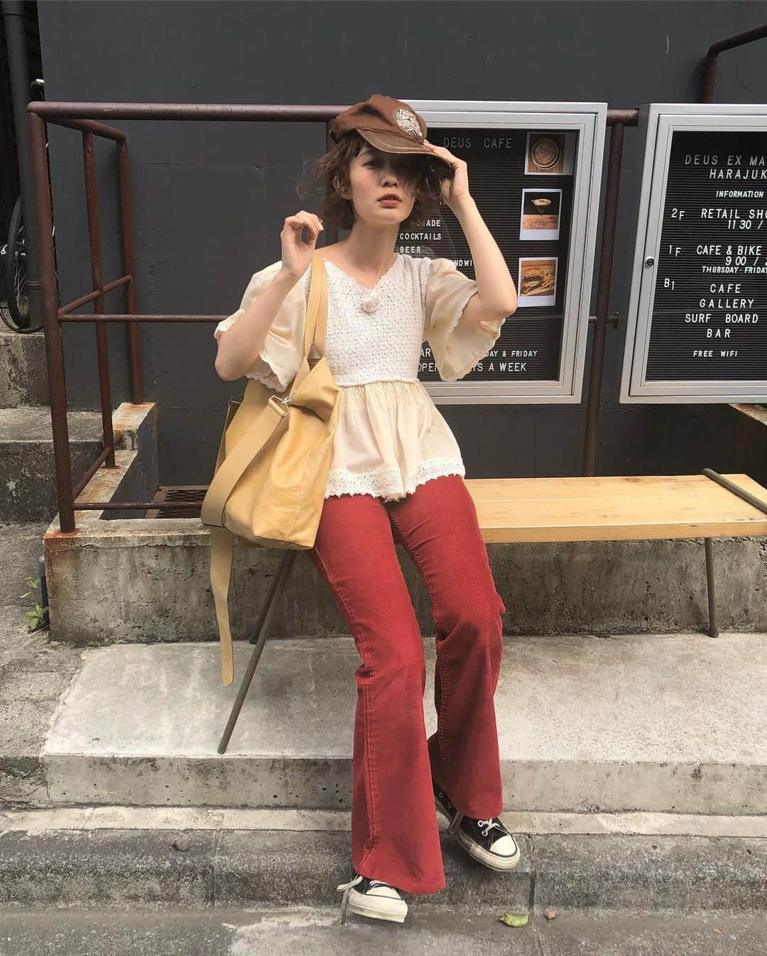 柴田紗希さんのインスタグラム写真 - (柴田紗希Instagram)「#私服さん #しば服 昨日の私服さんだよ☺︎ トップス... @shiho_takechi さんから ボトムス... JANTIQUES コンバース... ホワイトアトリエバイコンバース キャップ... @wilko_meidaimae  バック... @minitmute_official  ガーリー.ボーイッシュ.カジュアル.きっちりを全体的に入れて色でまとまりをつける！とゆうコーデ😊 古着で買った赤オレンジなコーデュロイパンツが お気に入りだよー 夏にコーデュロイ、わくわくわく。 丈も切ってもらって丁度良い♡♡♡ #vintage #古着」5月14日 20時55分 - shibasaaki