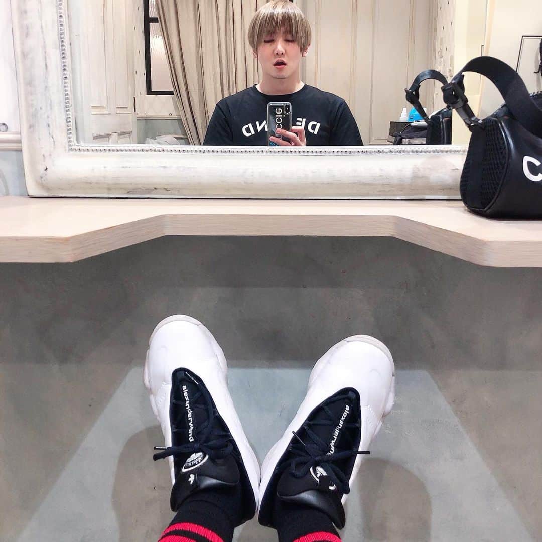 ミッチーのインスタグラム：「今日は早く寝るのだ GOOD NIGHT〜 おやすみ〜 @roi_salon」