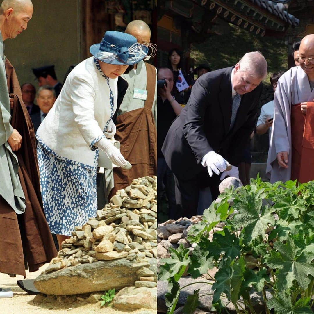 ロイヤル・ファミリーさんのインスタグラム写真 - (ロイヤル・ファミリーInstagram)「@hrhthedukeofyork is in South Korea carrying out Royal engagements in Seoul and Andong. During the visit, The Duke is focussing on his core areas of work, including Business and Entrepreneurship. In Seoul HRH will host the first ever #pitchatpalace South Korea, showcasing entrepreneurial talent across South Korea. Twenty years ago, The Queen and The Duke of Edinburgh visited South Korea on a State Visit. Today, The Duke followed in The Queen’s footsteps, retracing Her Majesty’s programme in the traditional riverside village, Hahoe. The Queen visited Hahoe Village on her 73rd birthday, 21st April 1999. Afterwards, The Duke visited Bongjeongsa Temple, Korea’s oldest surviving wooden building. Here The Duke laid a fragment of ceramic as a prayer offering, just as Her Majesty The Queen did 20 years ago. (📷1) Follow @hrhthedukeofyork for more.」5月14日 21時06分 - theroyalfamily