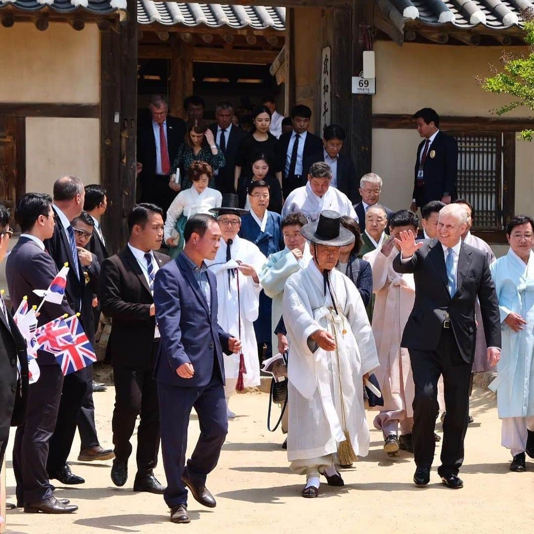 ロイヤル・ファミリーさんのインスタグラム写真 - (ロイヤル・ファミリーInstagram)「@hrhthedukeofyork is in South Korea carrying out Royal engagements in Seoul and Andong. During the visit, The Duke is focussing on his core areas of work, including Business and Entrepreneurship. In Seoul HRH will host the first ever #pitchatpalace South Korea, showcasing entrepreneurial talent across South Korea. Twenty years ago, The Queen and The Duke of Edinburgh visited South Korea on a State Visit. Today, The Duke followed in The Queen’s footsteps, retracing Her Majesty’s programme in the traditional riverside village, Hahoe. The Queen visited Hahoe Village on her 73rd birthday, 21st April 1999. Afterwards, The Duke visited Bongjeongsa Temple, Korea’s oldest surviving wooden building. Here The Duke laid a fragment of ceramic as a prayer offering, just as Her Majesty The Queen did 20 years ago. (📷1) Follow @hrhthedukeofyork for more.」5月14日 21時06分 - theroyalfamily