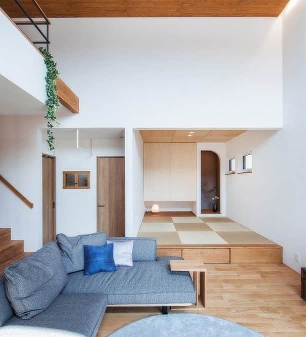 コラボハウス一級建築士事務所さんのインスタグラム写真 - (コラボハウス一級建築士事務所Instagram)「.⠀ リビング横につくった小上がりの和室。⠀ 料亭の様なくり抜きの床の間が素敵です。⠀ 小上がり部分は⠀ 引出し収納として活用しています。⠀ .⠀ ロフトへ続く階段はナラ材、⠀ 天井には杉板を張り、⠀ 木のぬくもりあふれる空間です。⠀ .⠀ ほかにも沢山のお家を⠀ ホームページでご紹介しています。⠀ @colalbo_house　からご覧ください。⠀ #リビング #和室 #小上がり #ロフト #階段 #楢 #ソファ #天井 #杉板張り #無垢床 #床の間 #押入 #自分らしい暮らし #マイホーム #デザイナーズ住宅 #注文住宅新築 #設計士と直接話せる #設計士とつくる家 #コラボハウス #インテリア #愛媛 #香川 #新築 #注文住宅」5月14日 21時00分 - collabo_house