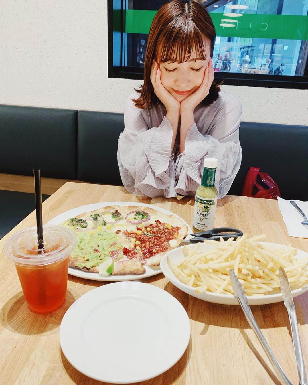 長澤佑香さんのインスタグラム写真 - (長澤佑香Instagram)「﻿ #渋谷ストリーム にある #cityshoppizza 🍕﻿ 3種類のピザをカスタマイズしてシェアした💞﻿ あとポテトは必須🍟渋谷ストリームはまだまだ﻿ 行きたいお店が沢山あるしcityshoppizzaも﻿ 気に入っちゃったから、次回行く時何を食べる﻿ か絶対迷いそう ╮(´･ᴗ･` )╭💭﻿ ﻿ #shibuya #shibuyastream #pizza #potato﻿ #friends #instadiary #girls #followme #♥」5月14日 21時00分 - ykngsw