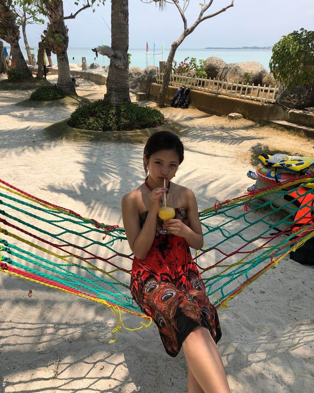 石井美音奈のインスタグラム：「留学について日頃思っている事‪  留学きてよかった事は自分について考える事が出来ること！それは日本を離れた遠いい距離だからこそわかった事！‬留学生と話すことも含めその環境が私に色々な考え方を教えてくれる。  そして英語がもっと好きになった事 日本でも学べるという意見も多いいだろうけど、 間違えた英語を否定されるだけの環境より、 実際に来て下手な英語のなか相手に自分が伝えたい事を懸命に伝えて、聞き取ろうとしてくれる環境の方が私は100％いいと改めて思えた！ただ基礎はついていないと成長するにはそうとう時間が必要だ！今回の初めての留学で学べた。笑←私は基礎の“基”の字もありません。  1番は、メンバーとの共同作業から一人になる事での責任感が変わる事！  そして今の私にはその方が向いてると思えた！ ただ誰かに着いていくだけの場所でなく一人で何かを成し得たい！“自分”の未来の為に！みんながいないと出来ない環境なんてなんの意味もない！ 一人で出来ない事は沢山るけれど、でも一人でないと成長できない事もある 私は人に影響されやすい人だから この気持ちをin put させるには留学時間が短すぎて、日本に帰ってまたみんなとの仕事の中で、 留学良かったよだけの気持ちに戻ってしまう事が 恐ろしい！  そして成長する上でキャラという存在、固定概念で縛られている世の中は本当にちっぽけだと思う  私は寂しがりやだから一人は嫌だけど、一人の時間がないと生きていけない！ ただみんながいてくれる事に決して感謝を忘れたりはしない！  最後まで読んでくれてありがとう！  #留学 #philippines #セブ島 #フィリピン #AHGS #アーグス #ネスグローバル」