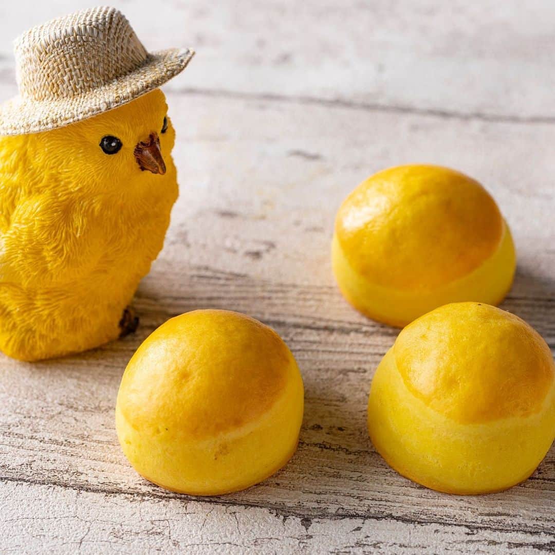 ヒルトン東京さんのインスタグラム写真 - (ヒルトン東京Instagram)「外はさくっと、🐥中はもっちりとしたまるっこいこちらは塩レモン味のスコーン。 🍯はちみつをつけてお召し上がりください。  Enjoy our lemon salty scone with honey!」5月14日 21時01分 - hiltontokyo