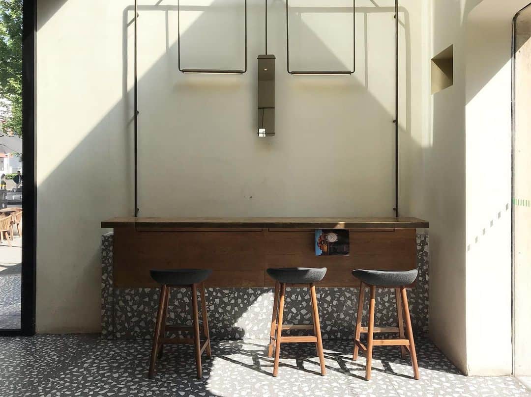 のインスタグラム：「. 2日目☀️ 朝ごはんに行こうと思っていたお店が10時からだったので、近くのスタバへ。 内装がとっても素敵だった〜！フードも日本とはけっこう違うし、種類がたくさんあった🥐 あといちばんびっくりしたのが、to goで使われるあみあみネット🕸」
